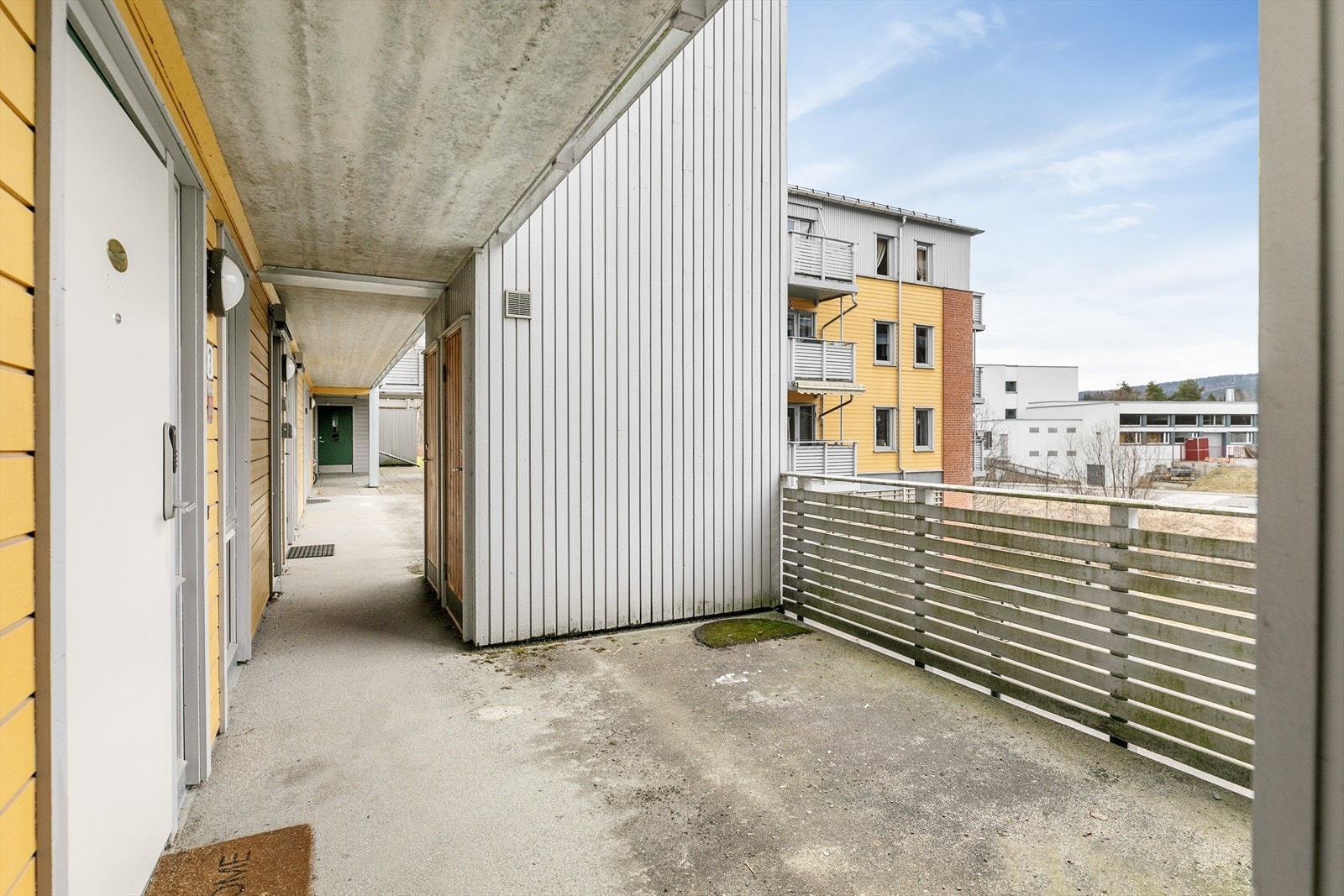 Svalgangen gir adkomst til boligen og er felles for enhetene på dette planet. Galleribilde