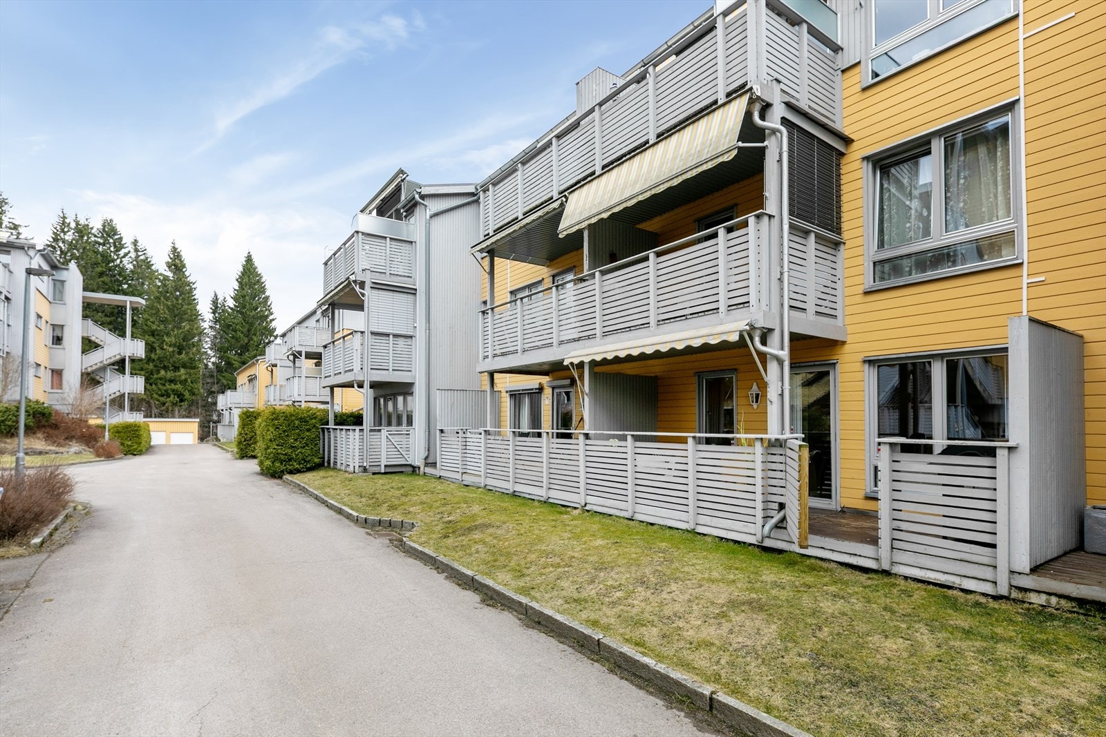 Leiligheten ligger på enden av bygget, med grøntareal som nærmeste nabo på den ene siden. Galleribilde