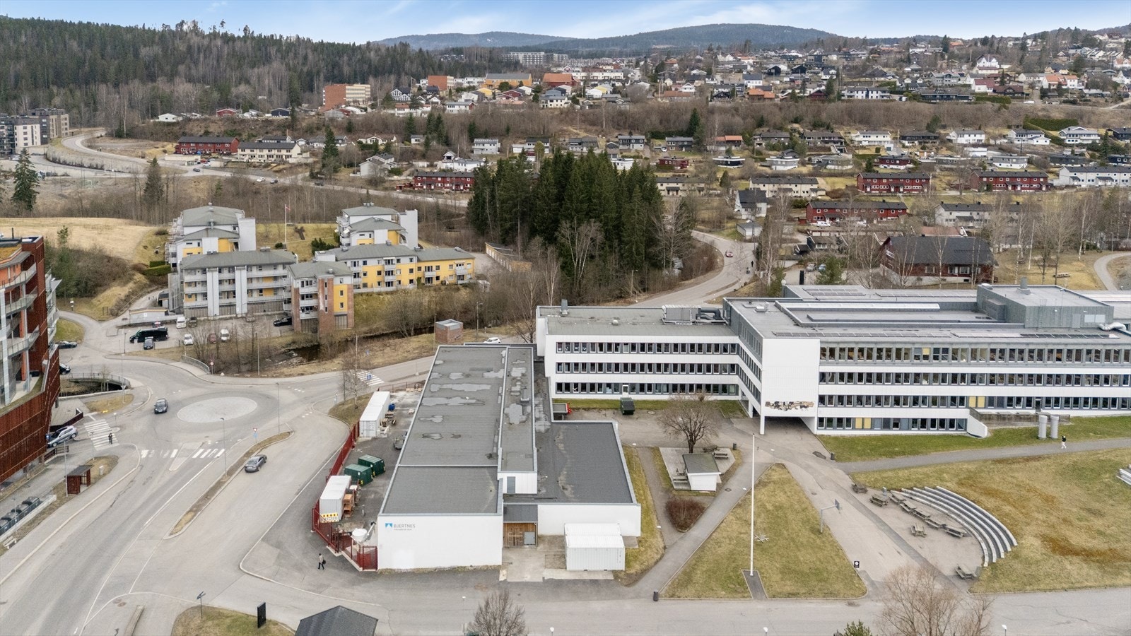 Nærområdet byr på et komplett tilbud for barnefamilier med skoler og idrettsanlegg som Bjertneshallen. Galleribilde