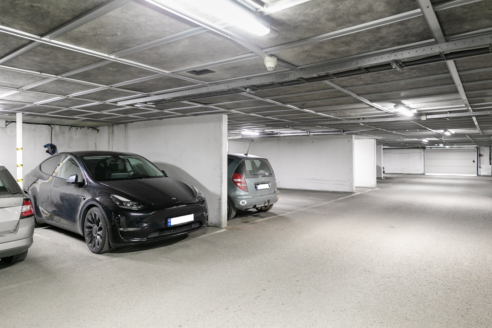 Det medfølger en fast parkeringsplass i felles, lukket garasjeanlegg. Galleribilde