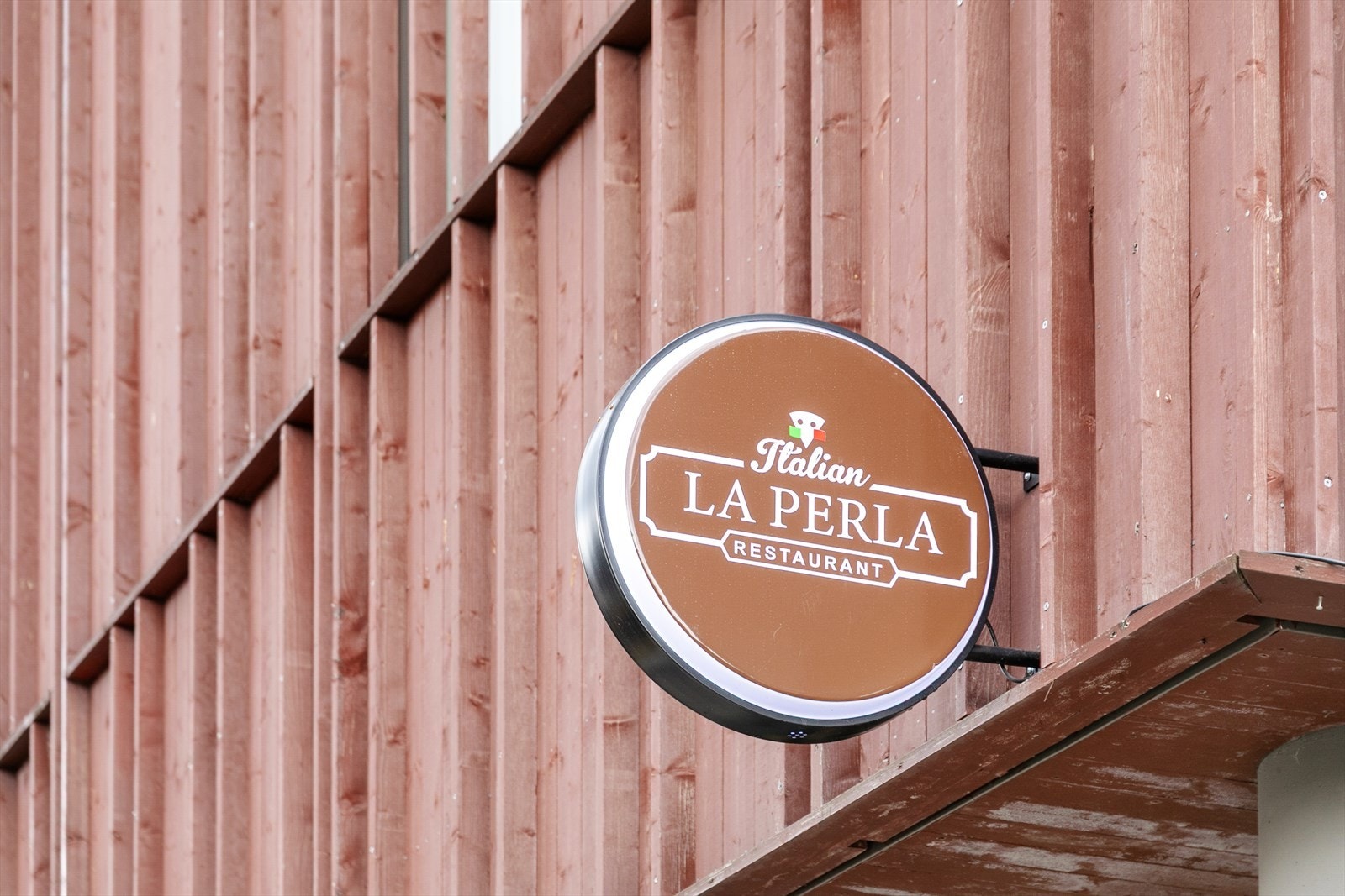 Den populære italienske restauranten La Perla er en av flere spisesteder i nærheten. Galleribilde