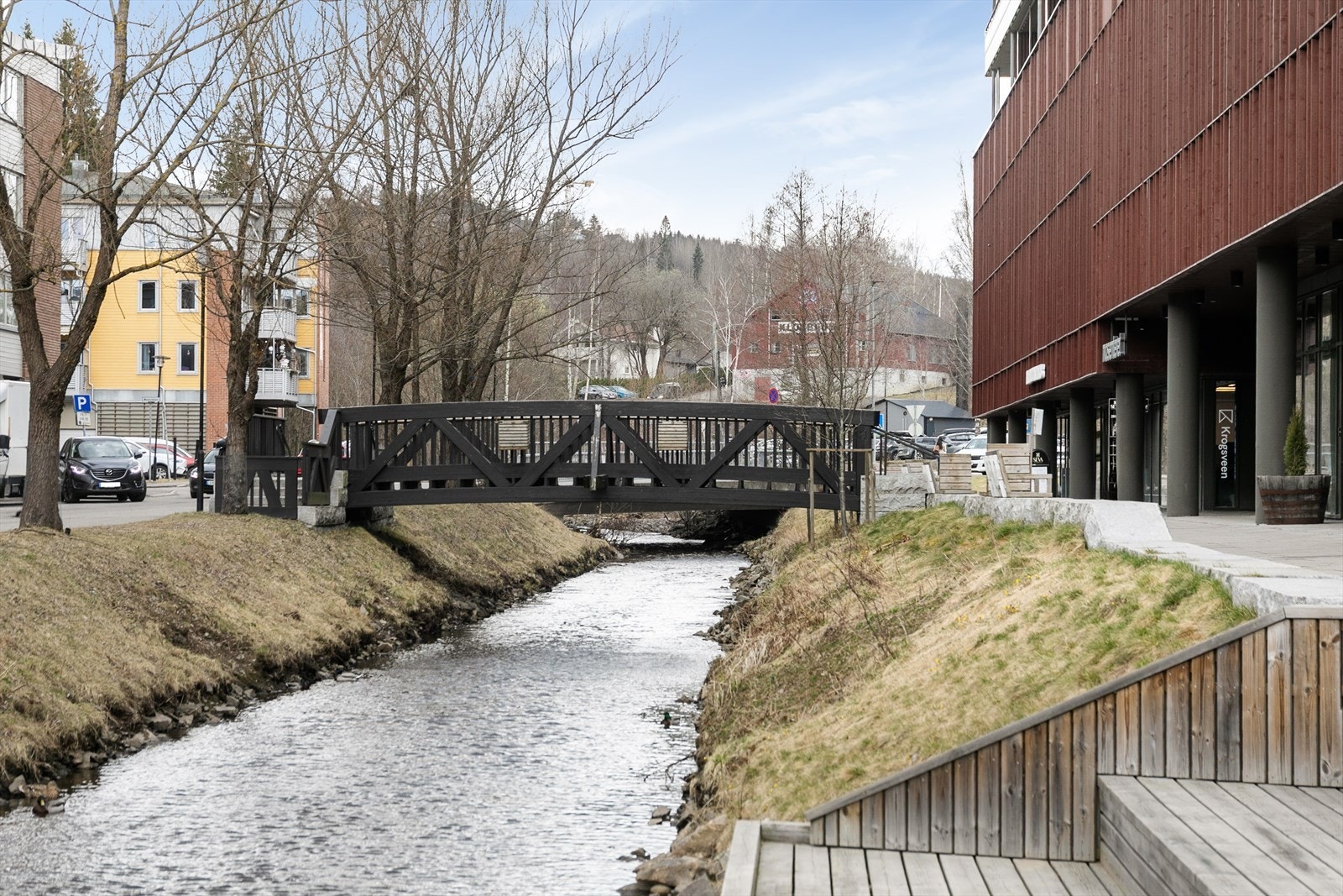 Nitelva renner gjennom nærområdet og gir fine turmuligheter langs elvebredden. Galleribilde