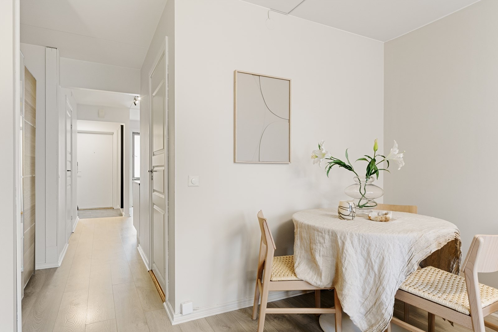 Her er det en naturlig plassering for en spiseplass i tilknytning til både stue og kjøkken. Galleribilde