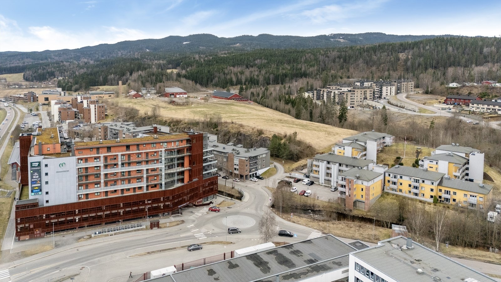 Bussholdeplassen Dam er 2 minutter unna, med hyppige avganger mot blant annet Oslo. Galleribilde