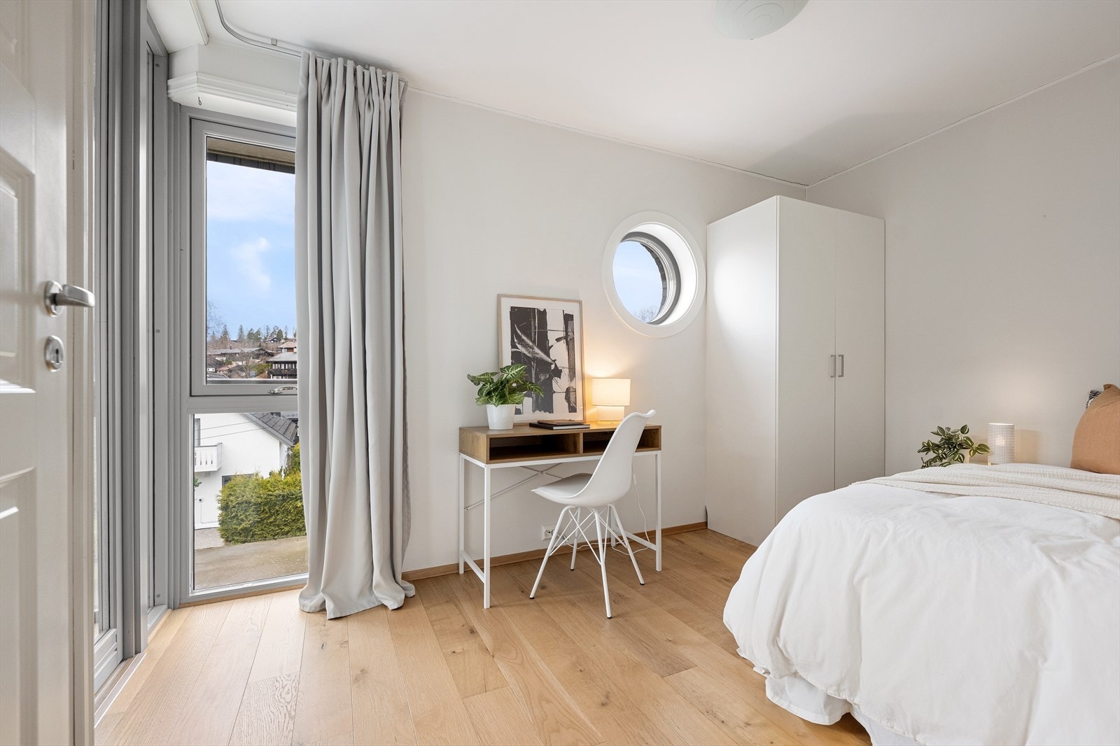 Leilighetens andre soverom egner seg like godt som barnerom, gjesterom eller hjemmekontor. Galleribilde