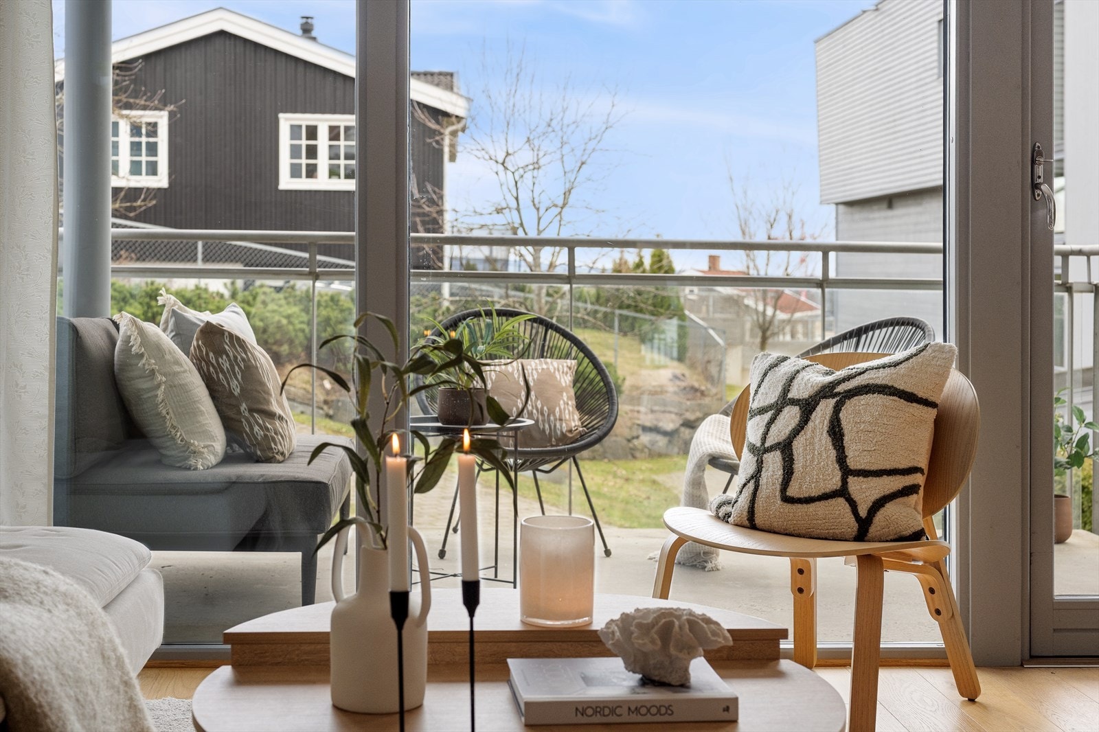 Fra stuen er det utgang til balkongen. Galleribilde