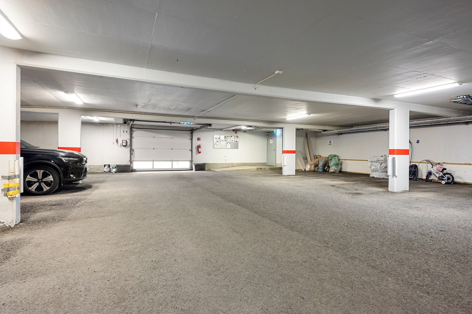 Garasjeplass med lader i felles garasjeanlegg. Galleribilde