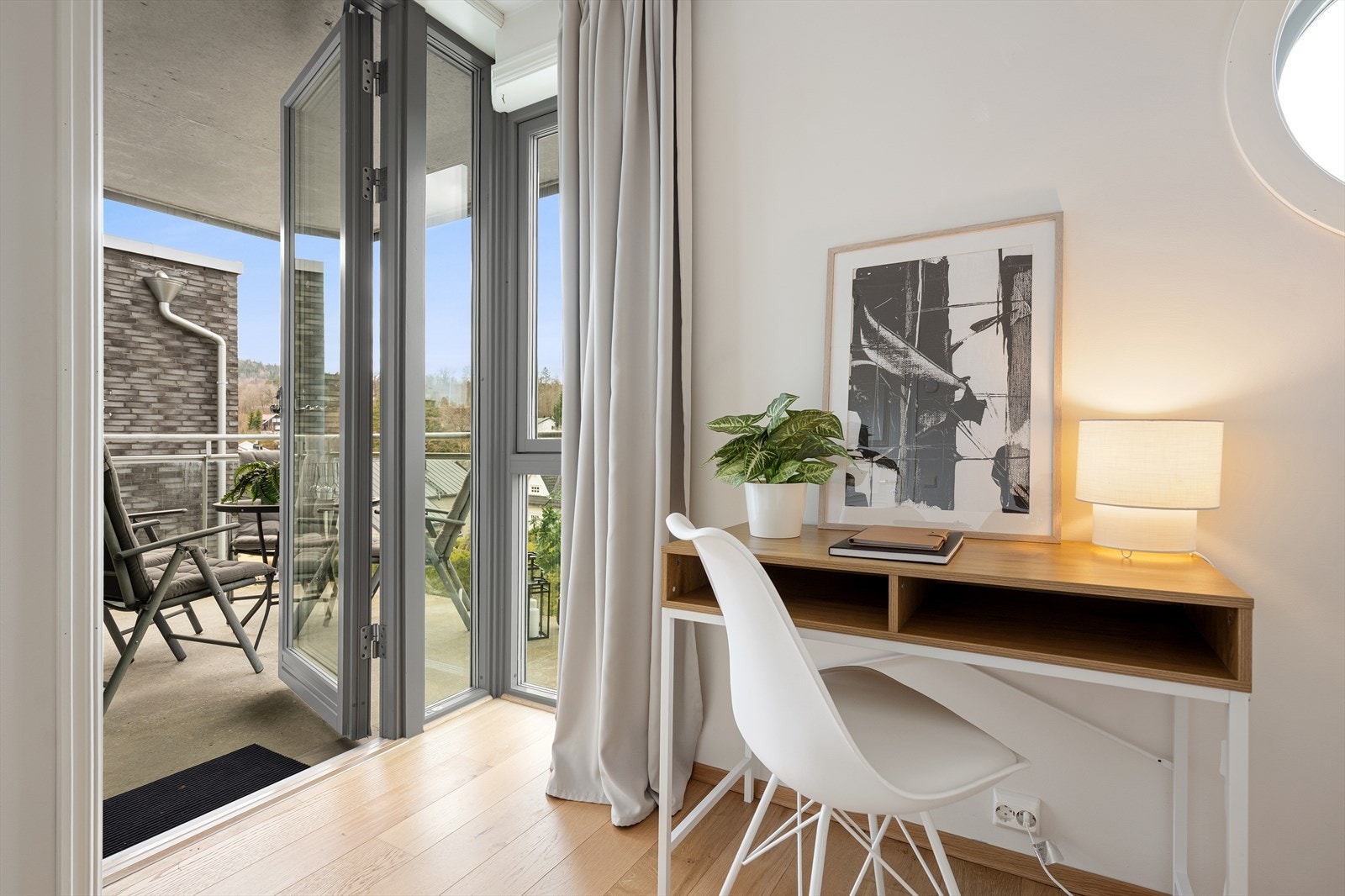 Her er det utgang til den den nordvestvendte balkongen på 9 m² som gir en roligere og mer skjermet uteplass - fin for en god bok eller en avslappende kveld. Galleribilde