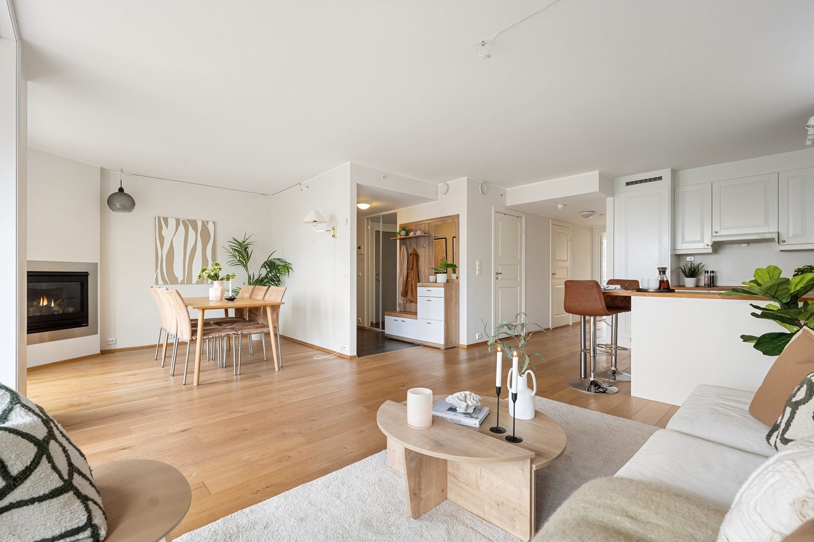 Lys og luftig stue med god plass til spisestue og sofa. Galleribilde