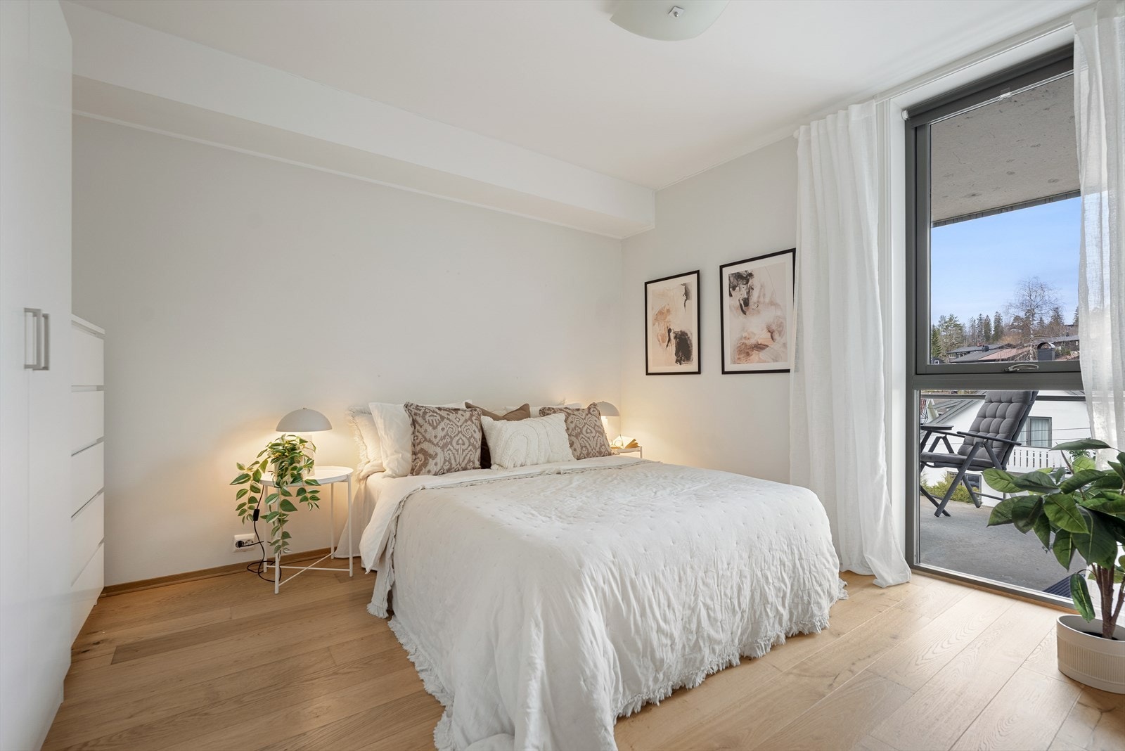 Romslig hovedsoverom med god plass til dobbeltseng, nattbord og tilleggsoppbevaring. Galleribilde