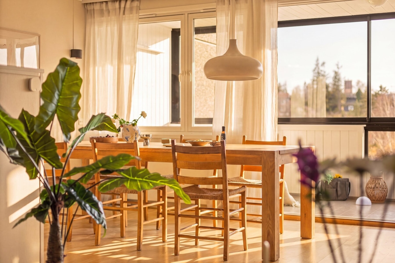 Det er god plass til stort spisebord, og planløsningen gir fleksibilitet i møbleringen. Galleribilde