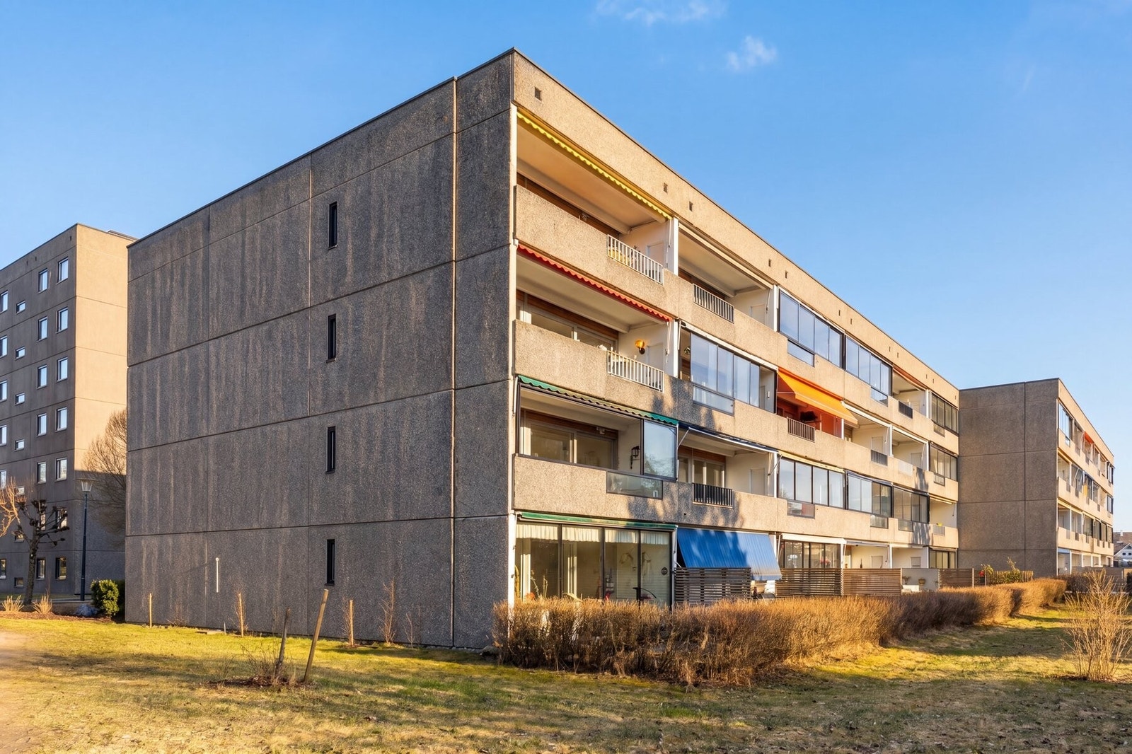 Flotte utearealer omringer hele sameiet- perfekt for barnefamilien. Galleribilde