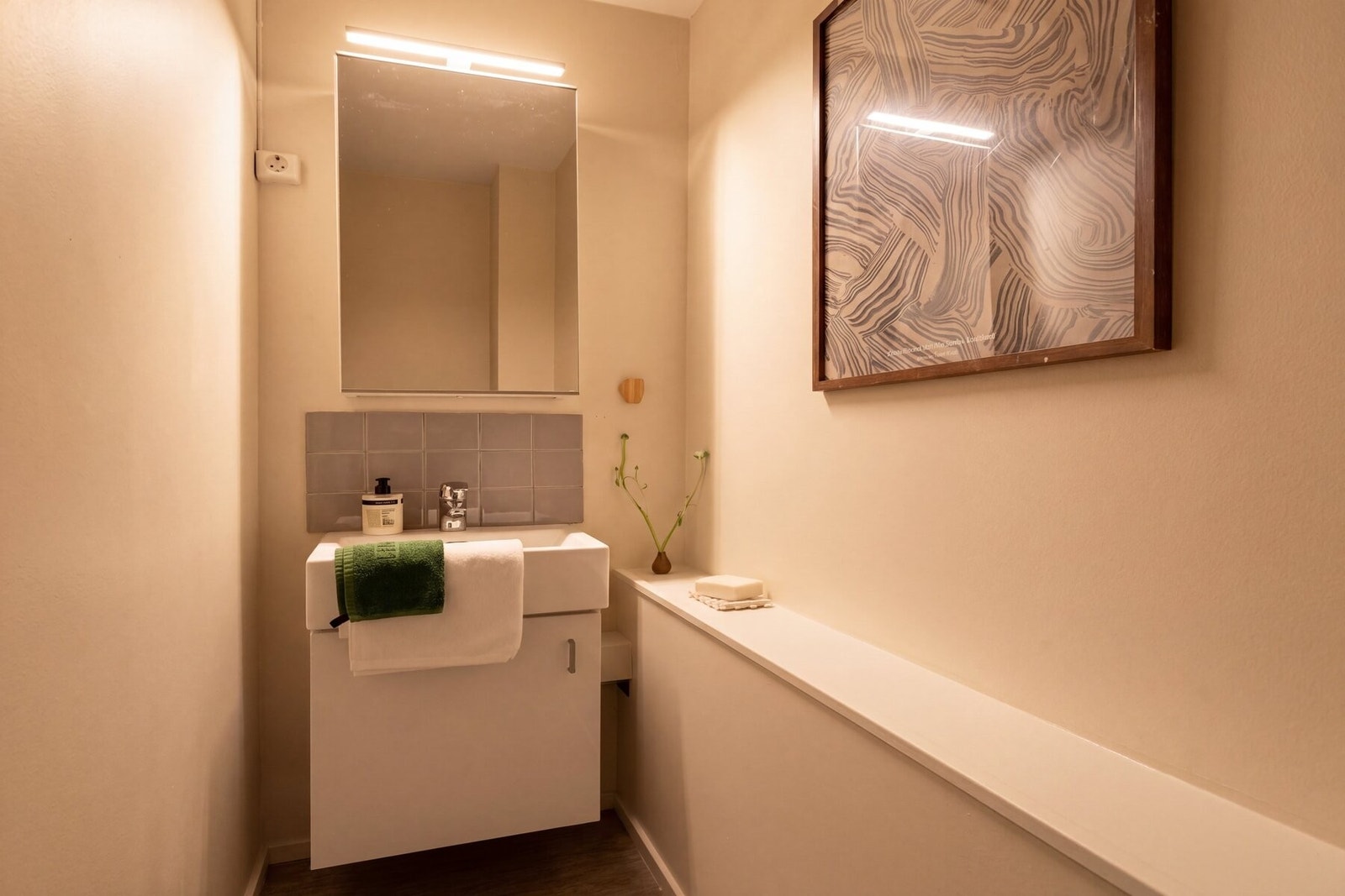 Separat toalettrom med servant og wc. Galleribilde