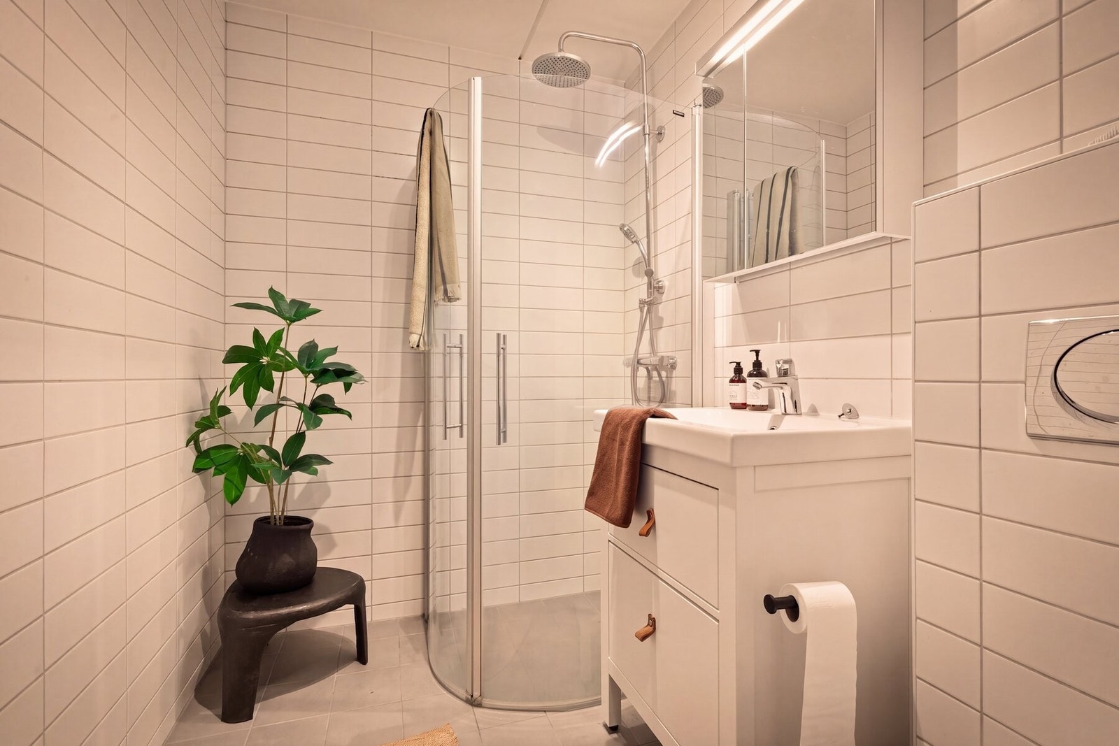 Badet er fra 2010 og har fliser på gulv og vegger. Galleribilde