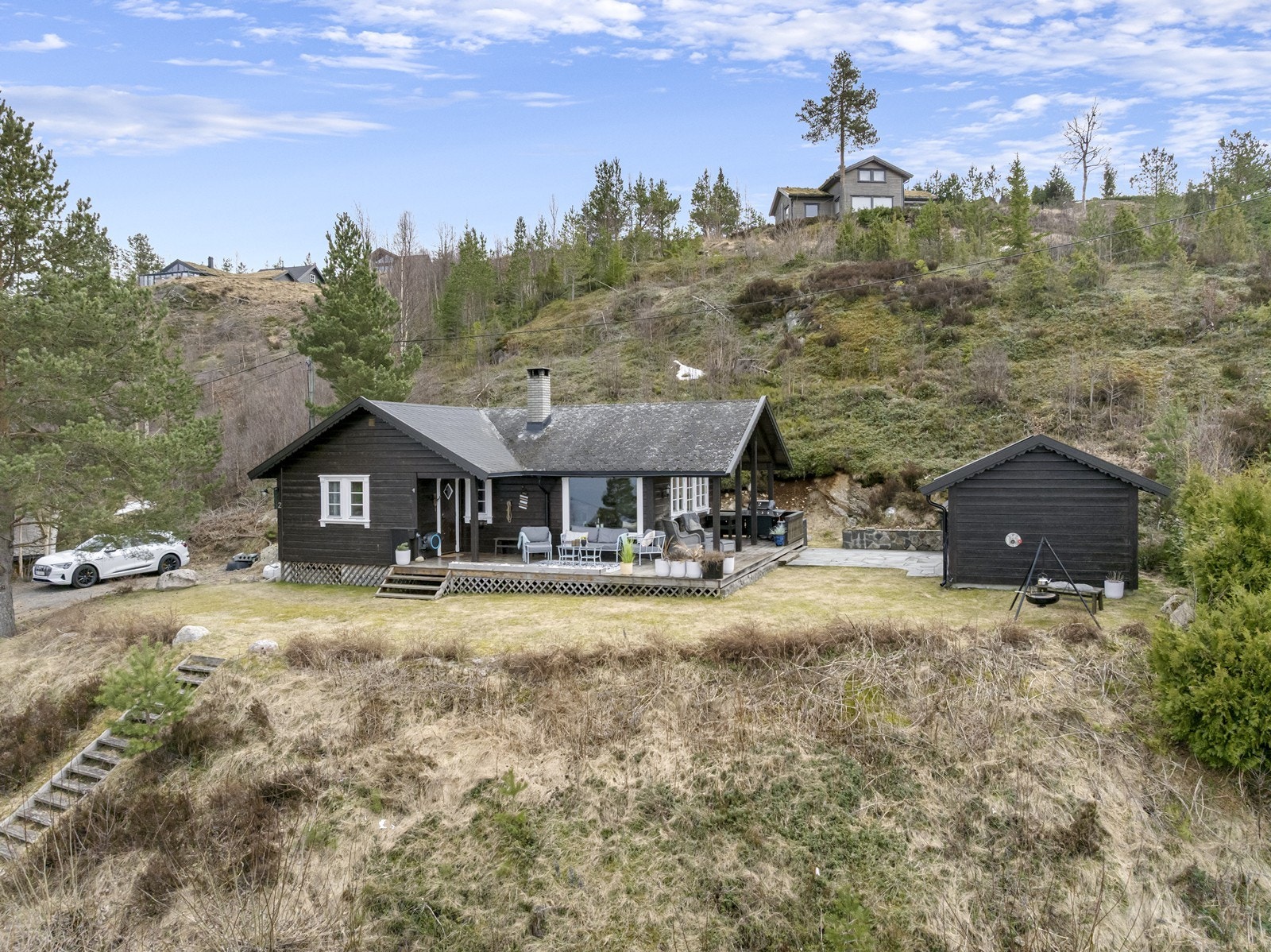 Hytta ligger på solrik og usjenert tomt med bilvei helt frem. Anneks med strøm og sengeplasser. Fra hytta er det utsikt utover Vegårvann. Det medfølger to båtplasser i felles båtplassanlegg. I tillegg kort vei til badeplass med strand. Galleribilde