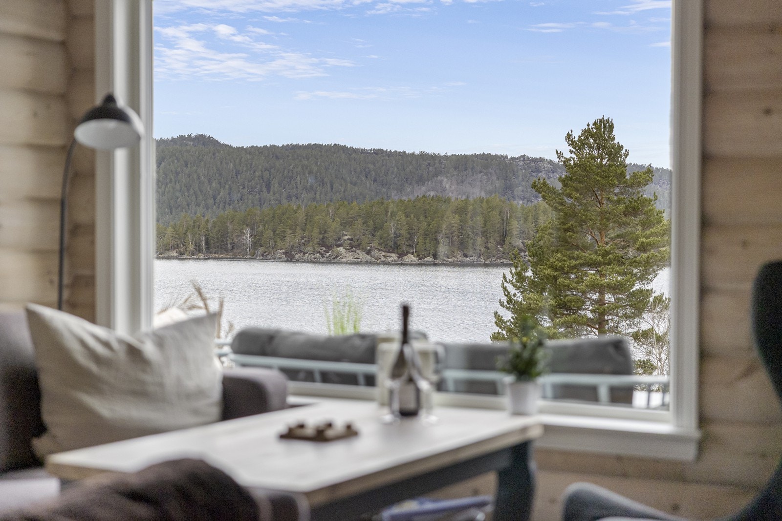 Fra stuen er det utsikt over det omkringliggende landskapet og Vegårvann. Galleribilde