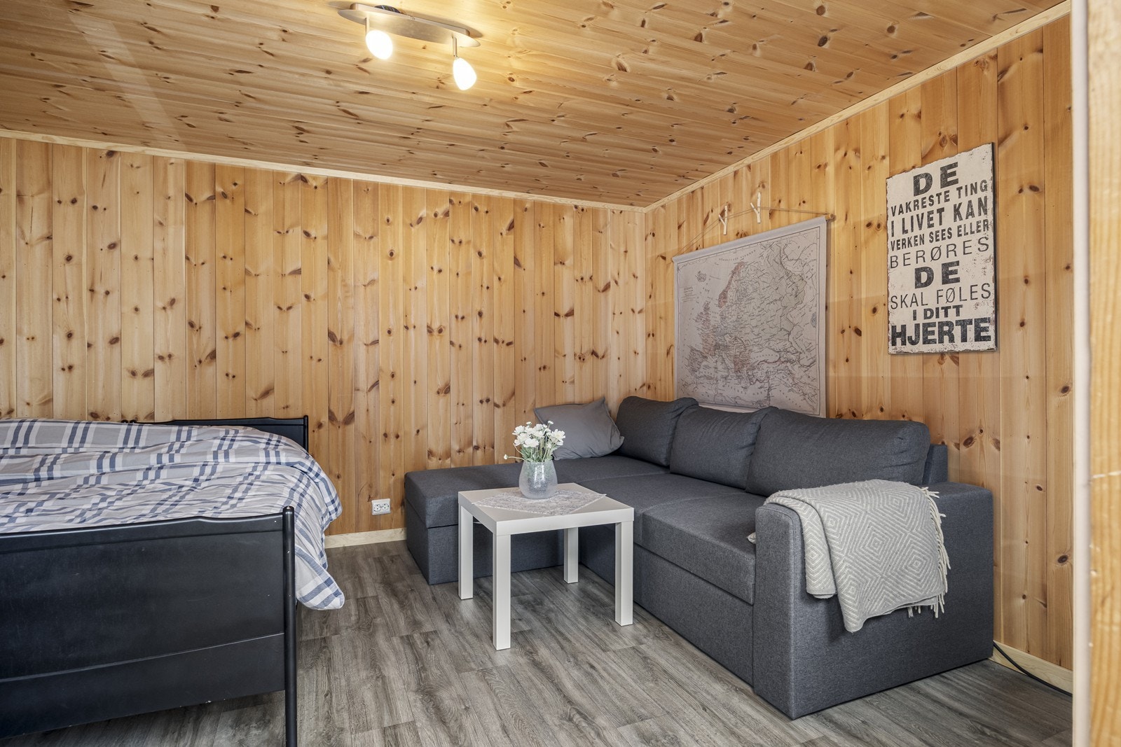 Innvendig har anneks panelvegger og gulvbelegg, med en enkel og praktisk innredning. Galleribilde