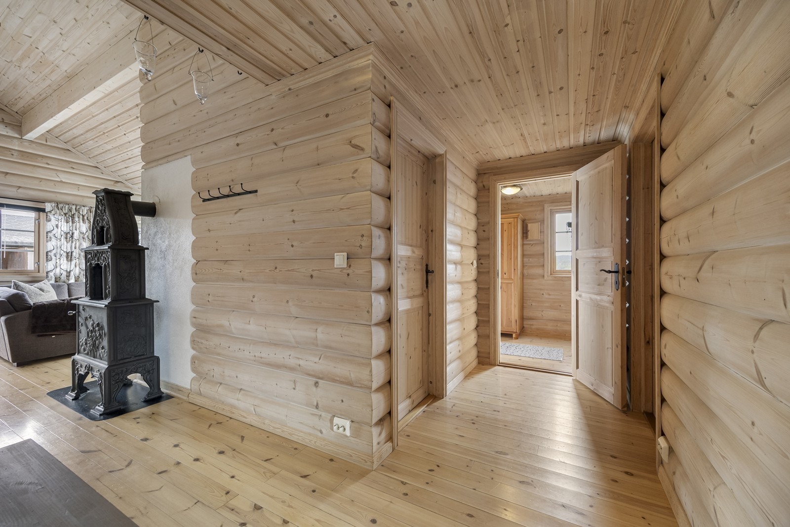 Fra stue/kjøkken mot soverom og gang. Galleribilde