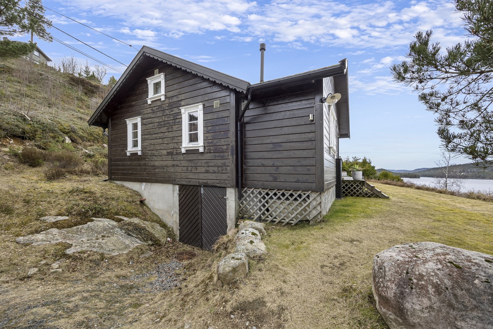 Hytta er fundamentert på betongsøyler og har en krypkjeller med grusdekke. Galleribilde