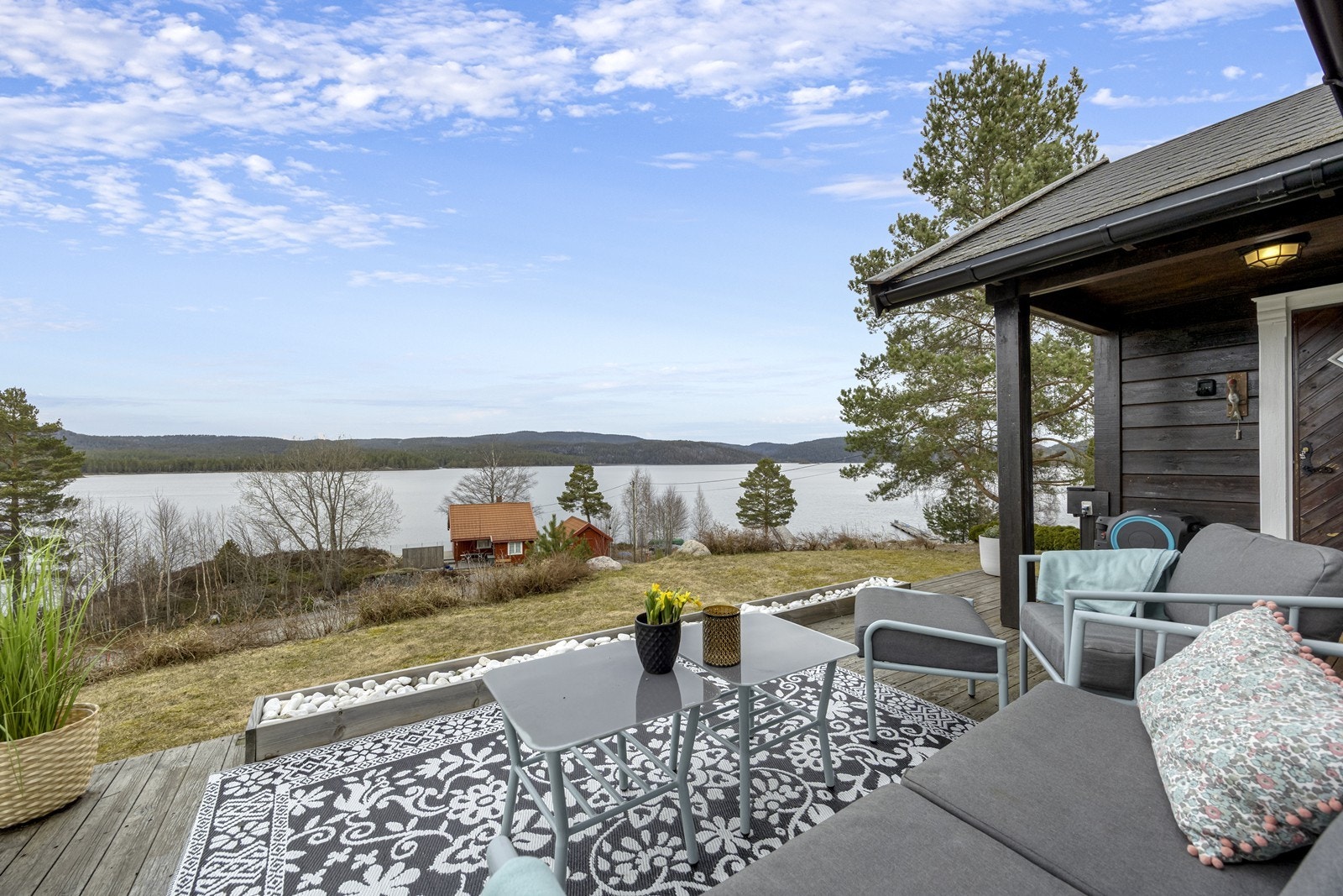 Eiendommen har terrasse og plenarealer med utsikt over omgivelsene. Galleribilde