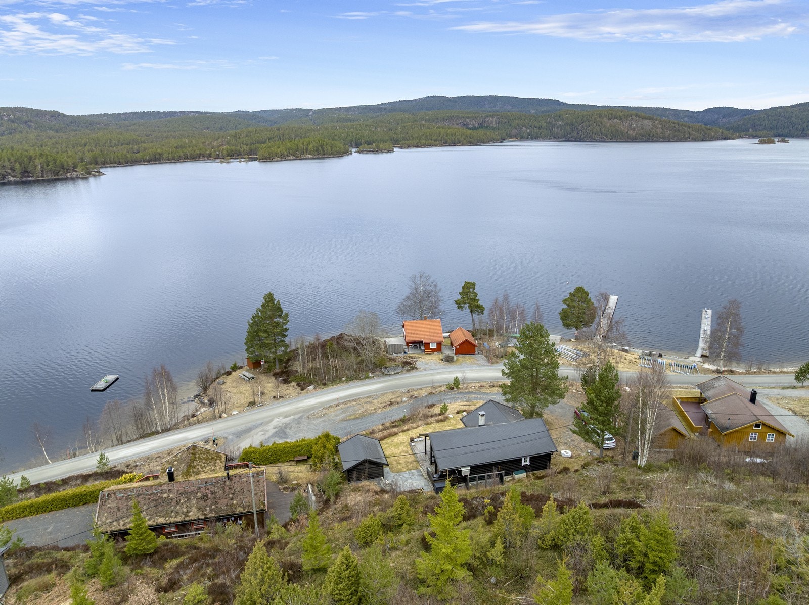 Eiendommen er beliggende på en solrik utsiktstomt med nærhet til vannet. Hytta disponerer to båtplasser i felles bryggeanlegg. Galleribilde
