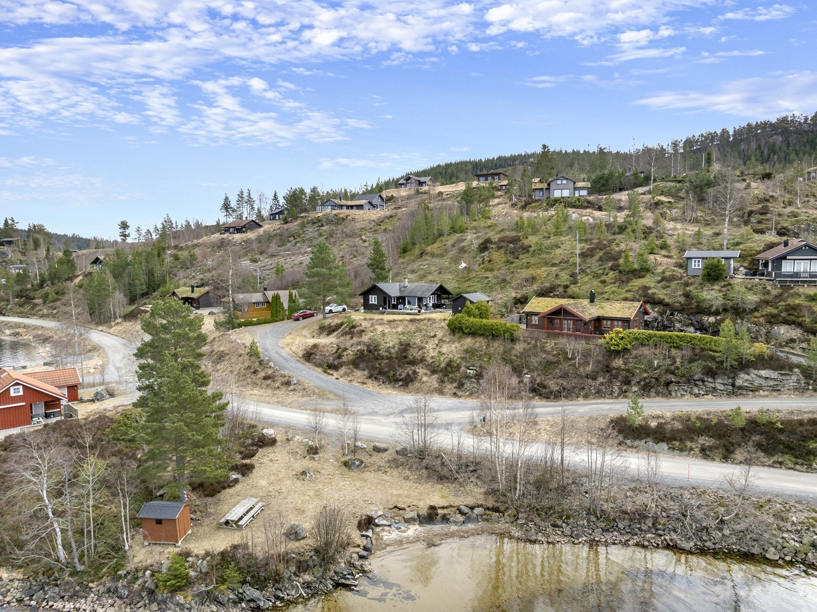 Området rundt eiendommen er preget av vakker natur og gode rekreasjonsmuligheter. Galleribilde