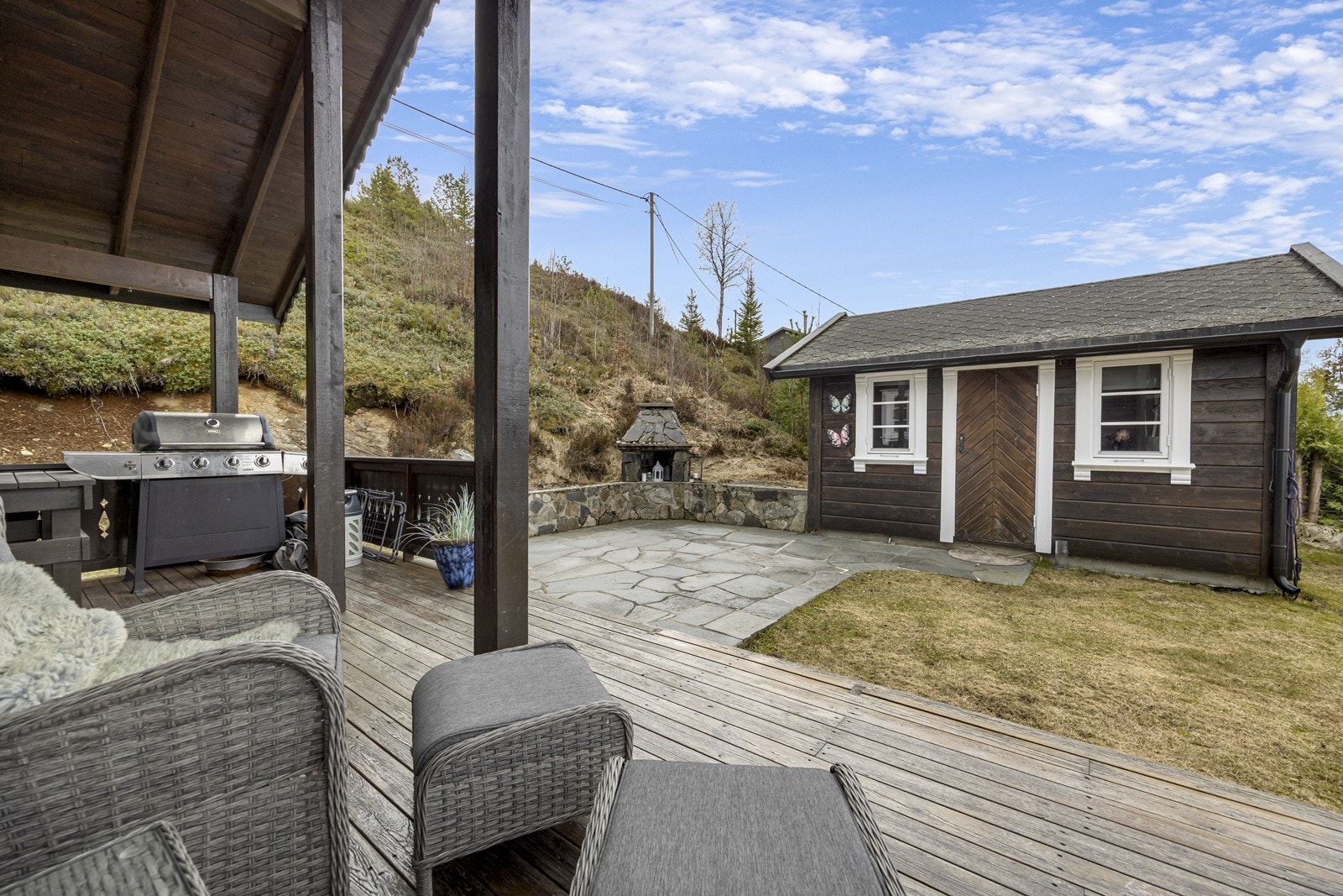 Uteområdet inkluderer terrasse sm er delvis overbygd med tilhørende grillplass. Galleribilde