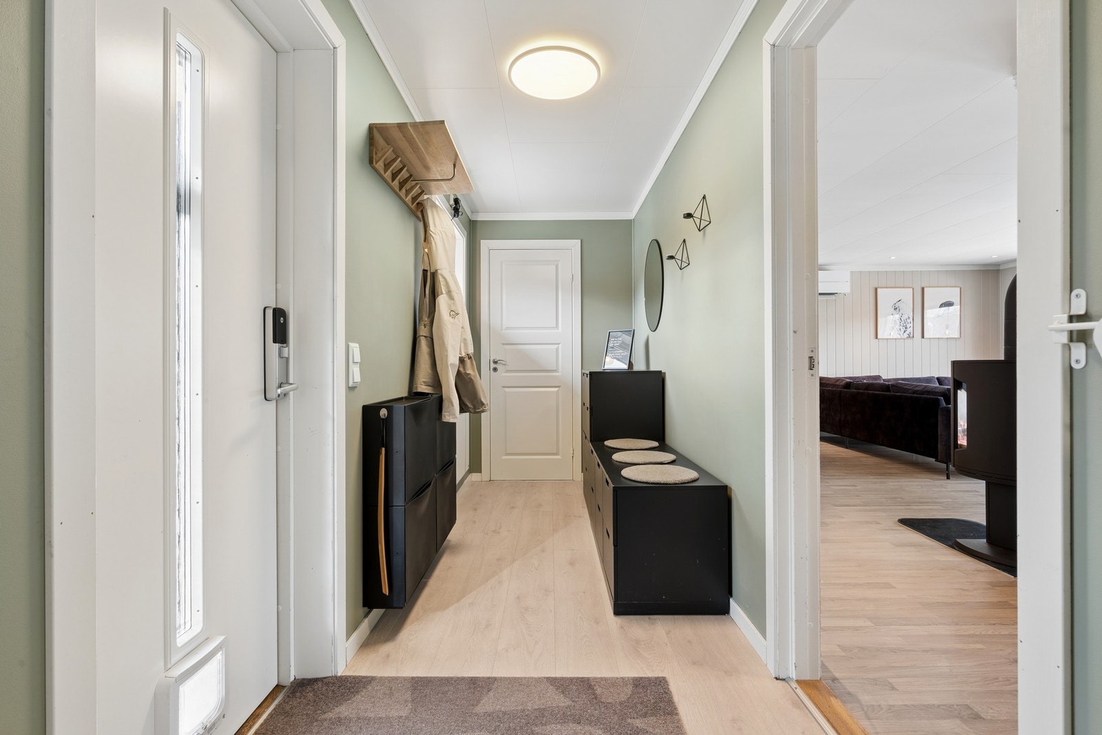 Entré med plass til sko og yttertøy Galleribilde