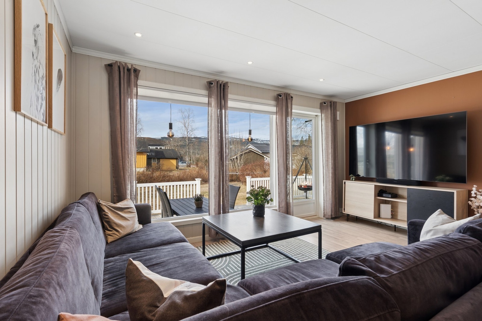Fra stua er det utgang til terrasse og hage. Galleribilde