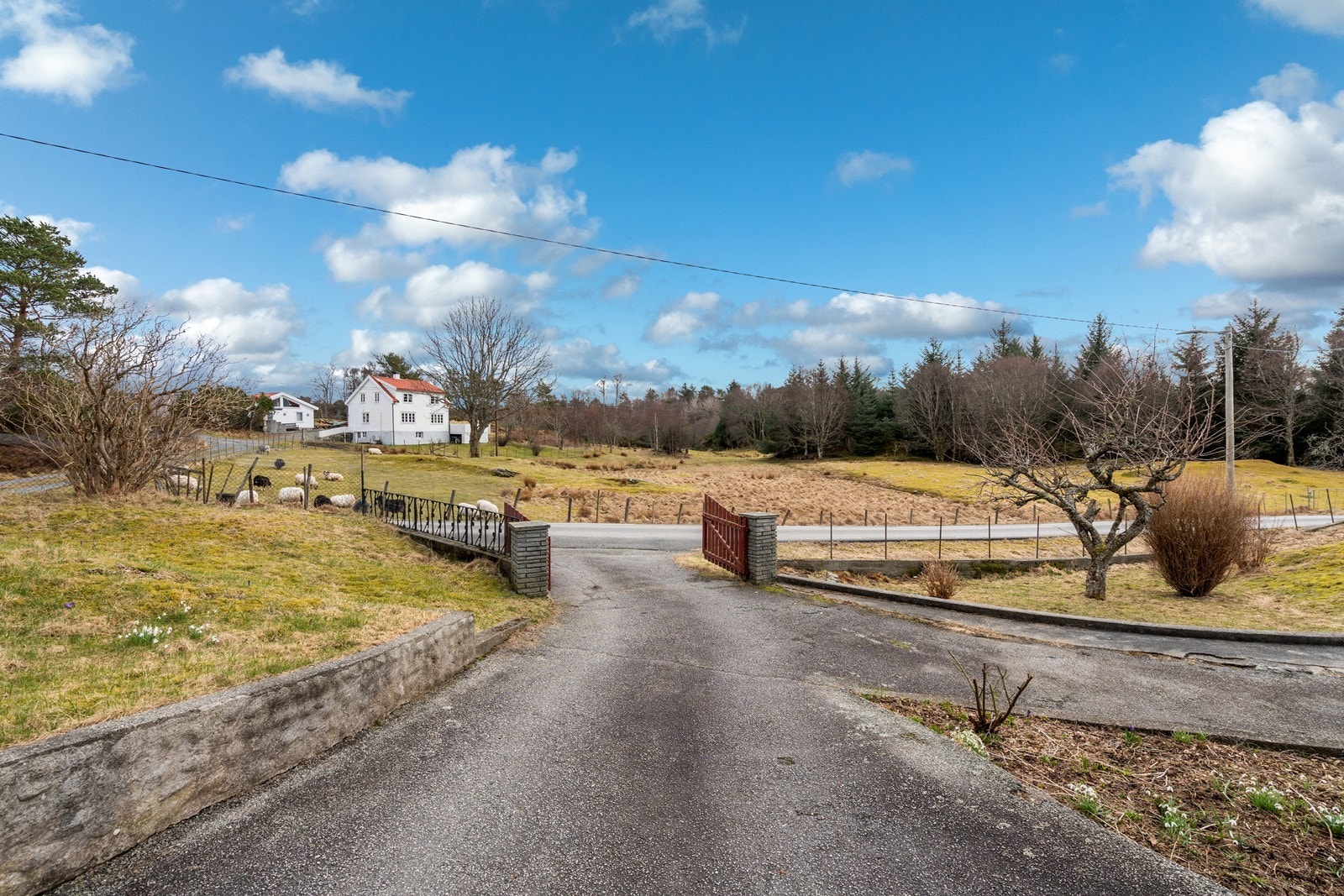 Oppkjørsel og Vorlandsvegen i bakkant Galleribilde