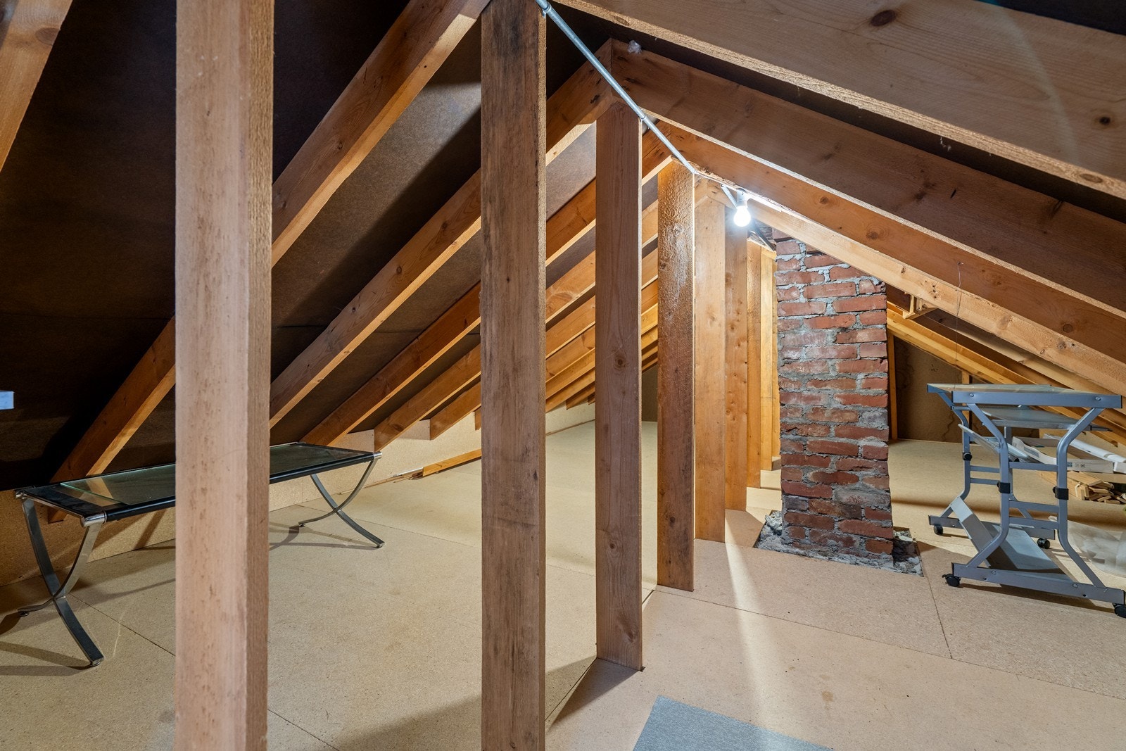 Uinnredet del av loft som er brukes til oppbevaring Galleribilde