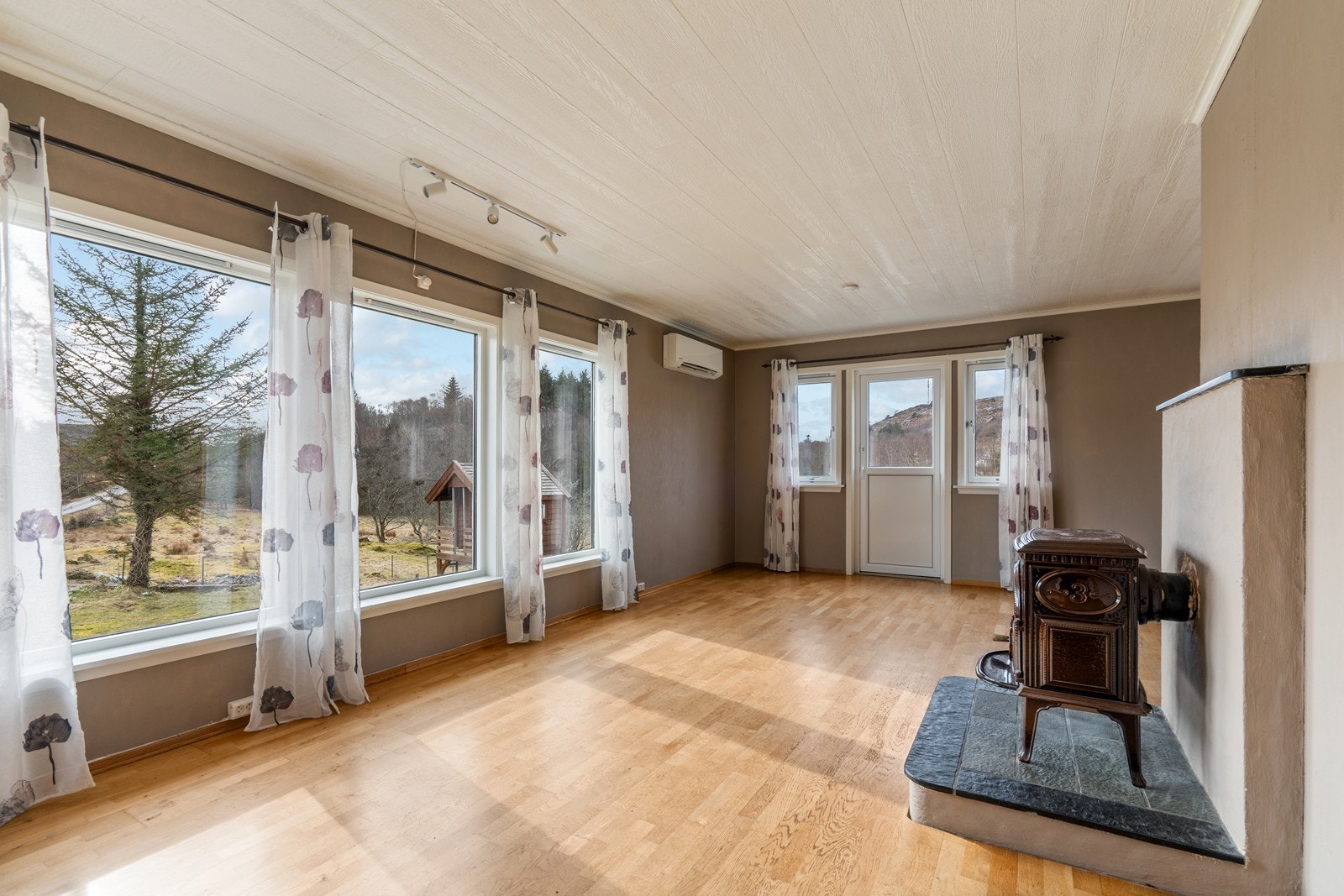 Fra stuen er det dør ut til terrasse Galleribilde