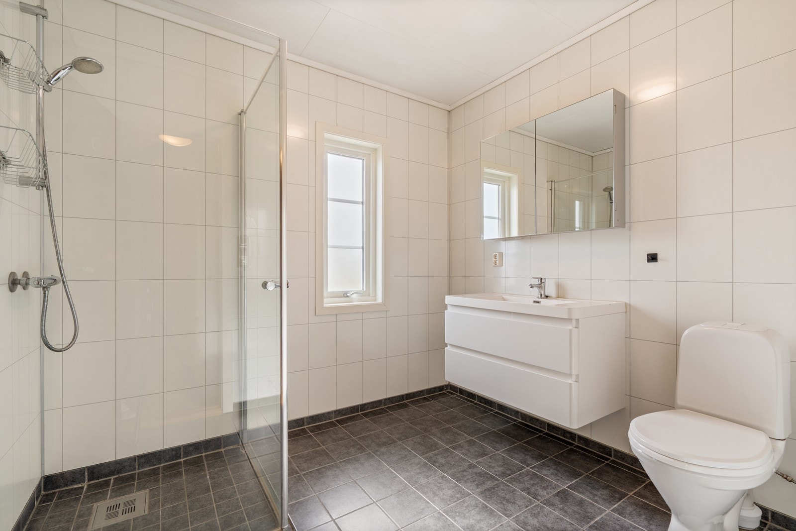 Badet med dusj/innredning/wc Galleribilde