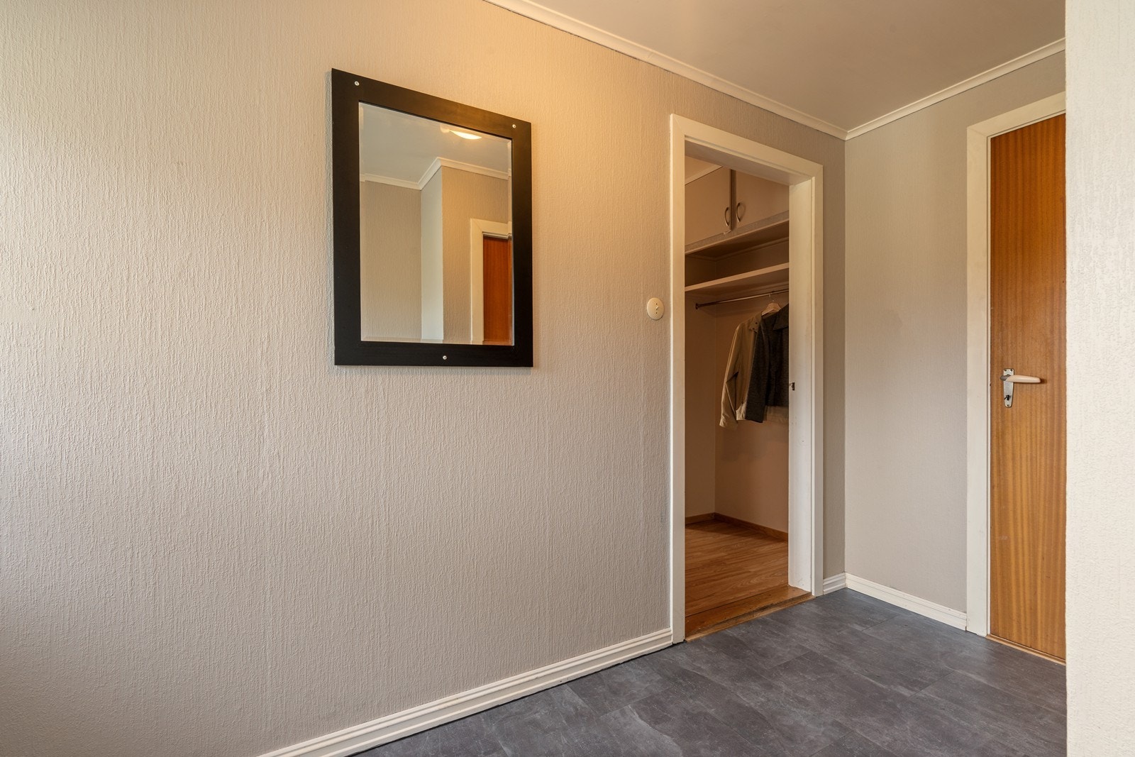 Yttergang med dør til gang hovedetasje og dør inn til trapp som går opp til loft Galleribilde