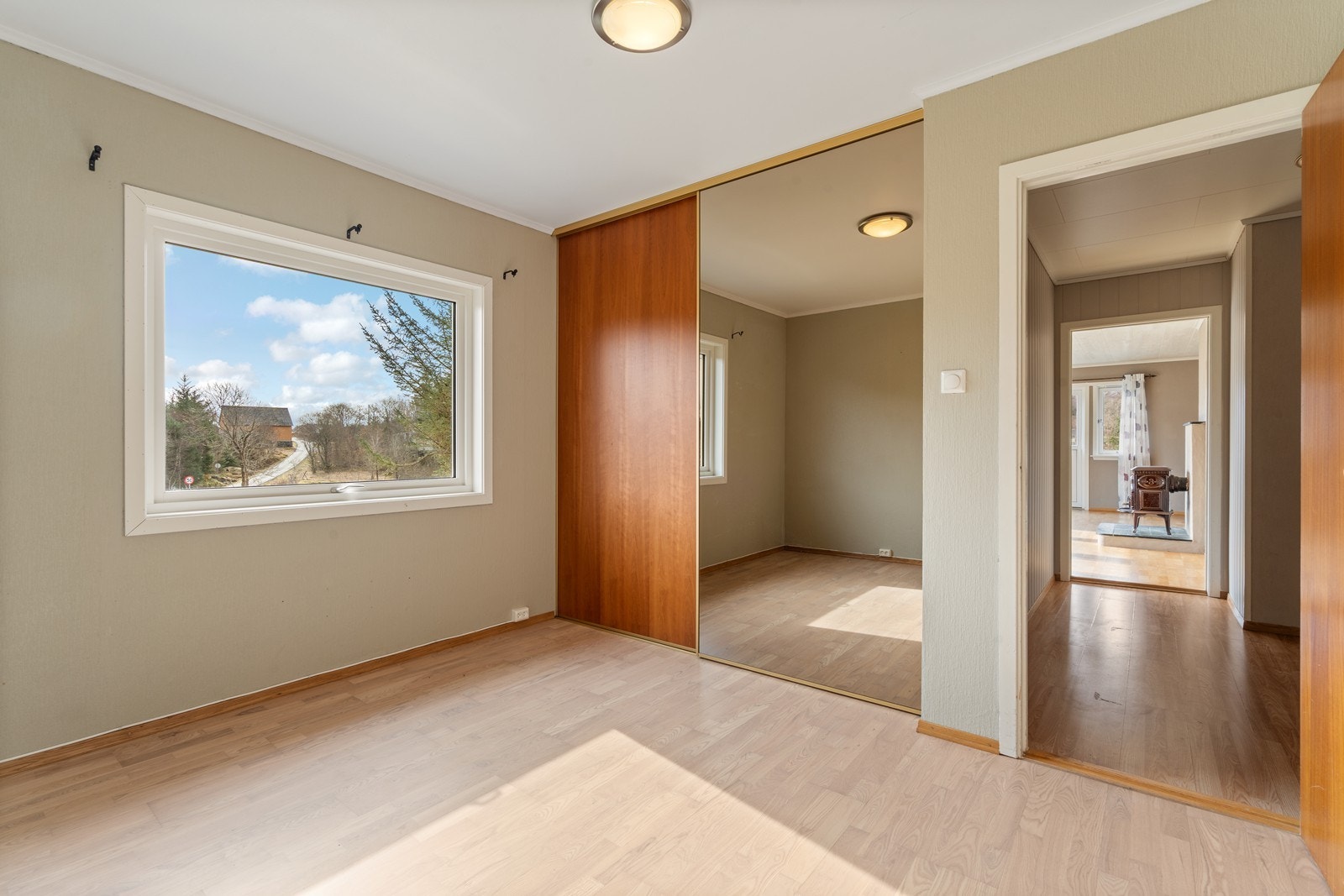 Soverom har skyvedørsgarderobe Galleribilde