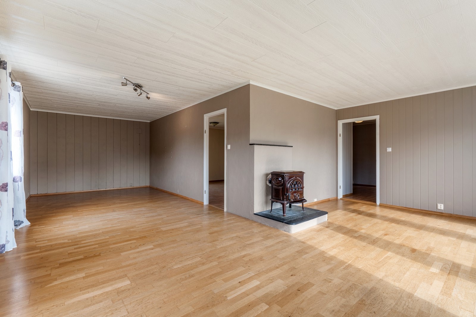 I stuen er det montert peisovn Galleribilde