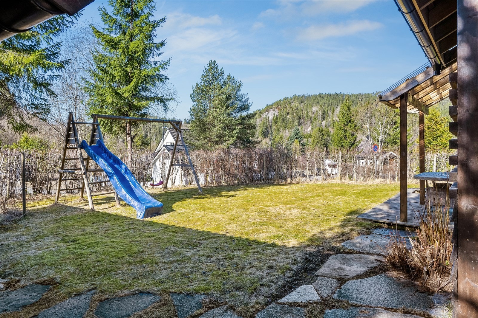 Skjermet hage.
For den friluftsinteresserte er nærheten til Bymarka et stort pluss, med turstier og opplyste løyper som innbyr til aktivitet året rundt. Kort veg til fine turstier opp mot Husmyra og Høknesfjellet i tillegg til bymarka. Galleribilde