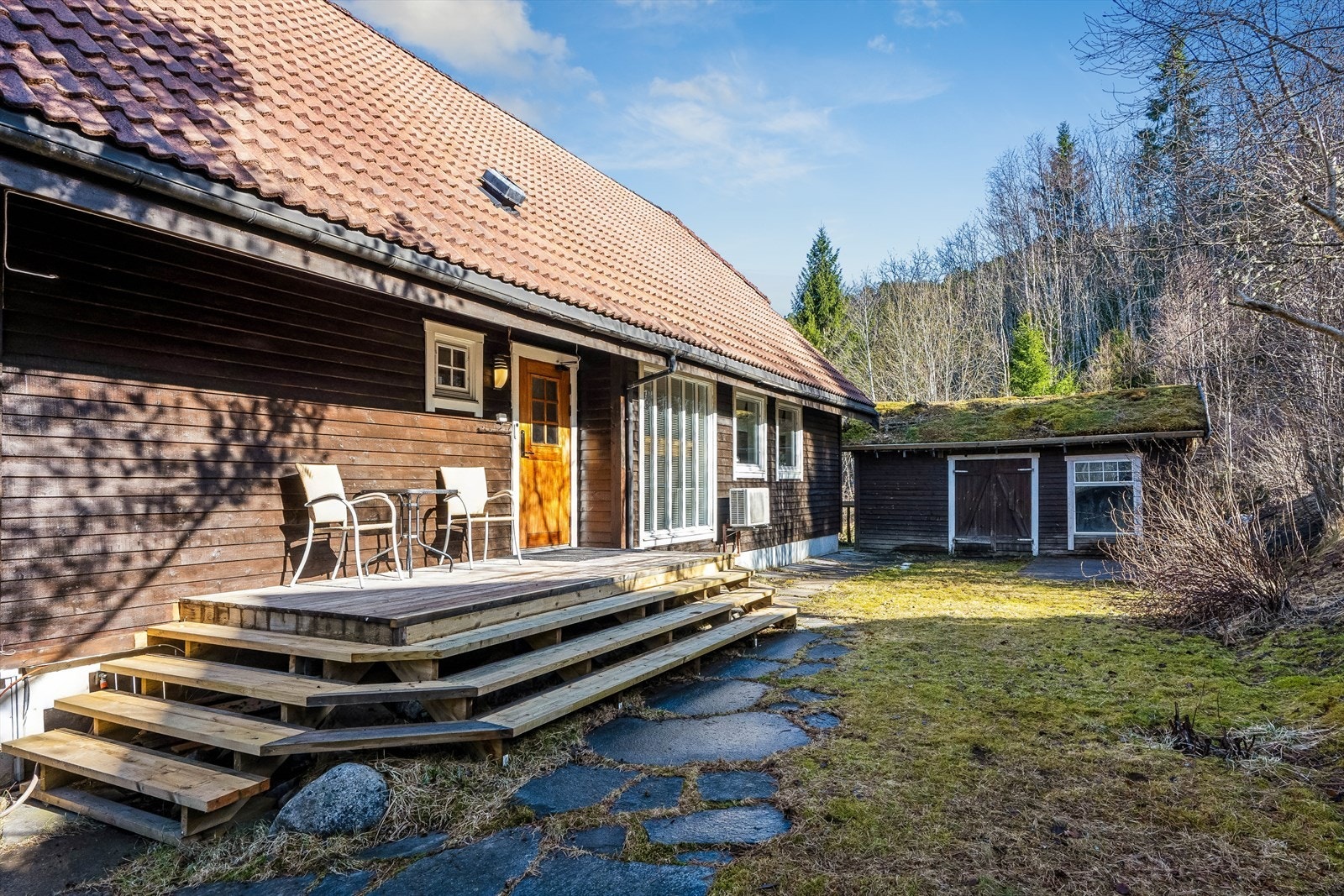Pent inngangsparti. Romslig utebod i bakgrunn. Galleribilde