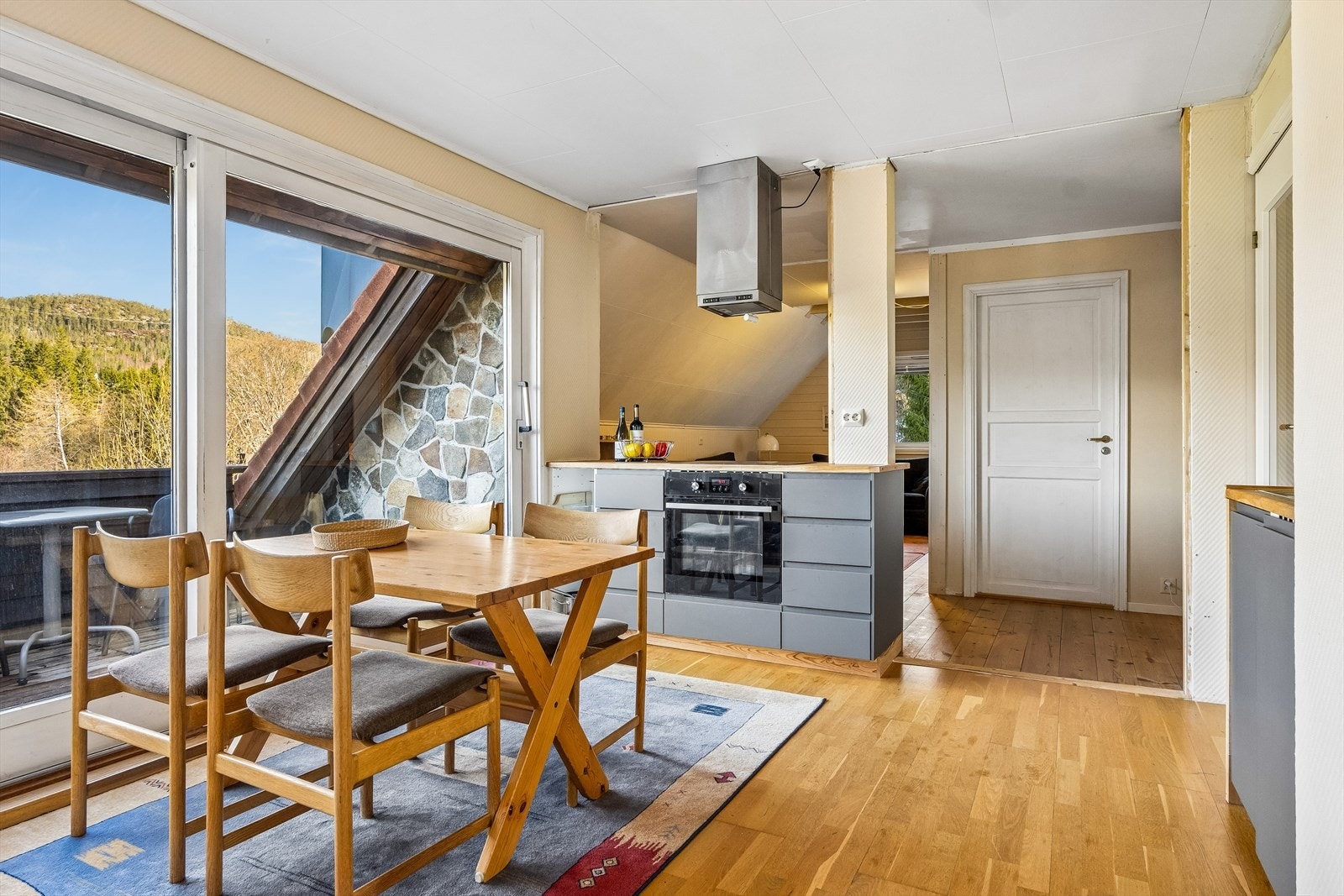 2.etg.: Kjøkken, bad, stue og 3 stk. soverom. Galleribilde