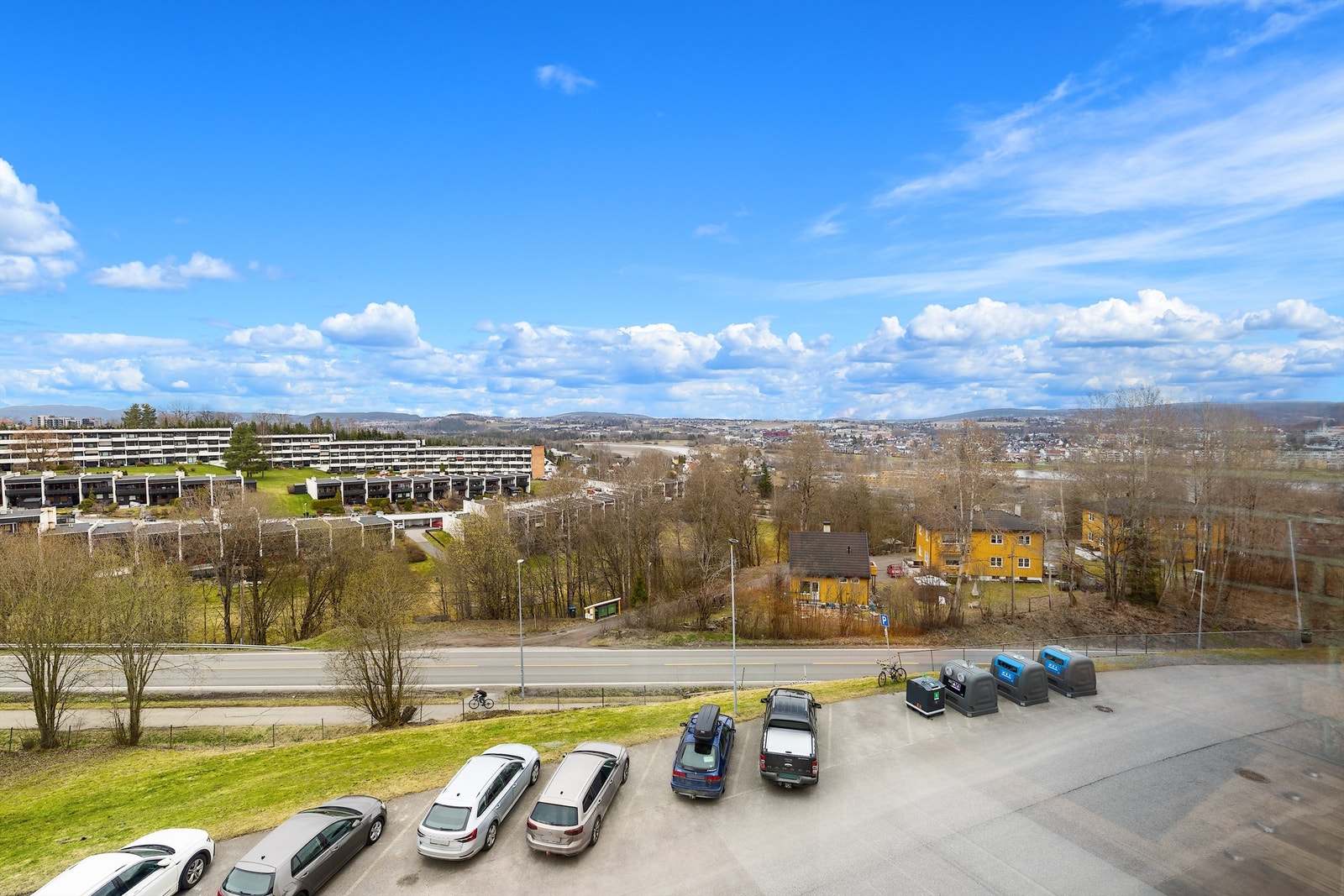 Området er sentralt, men samtidig rolig og etablert. Offentlig kommunikasjon er lett tilgjengelig. Galleribilde