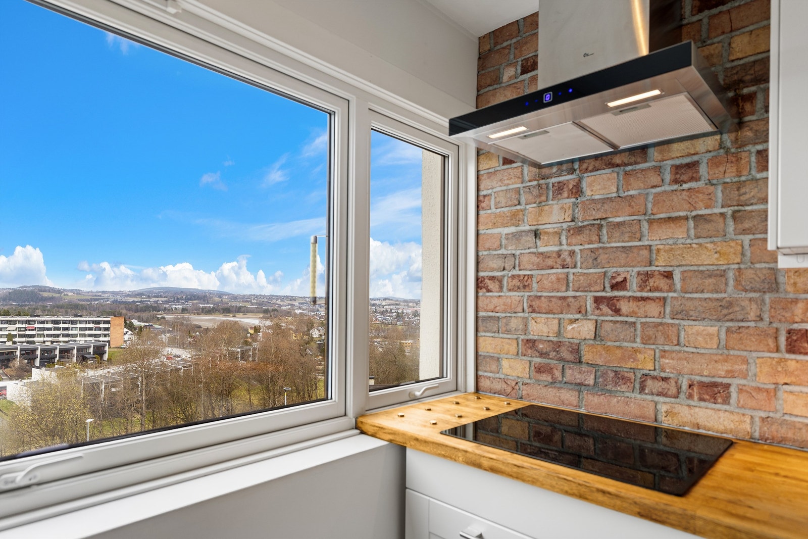 Fra kjøkkenvinduet er det flott utsikt mot Lillestrøm. Vinduene her ble skiftet i 2014. Galleribilde
