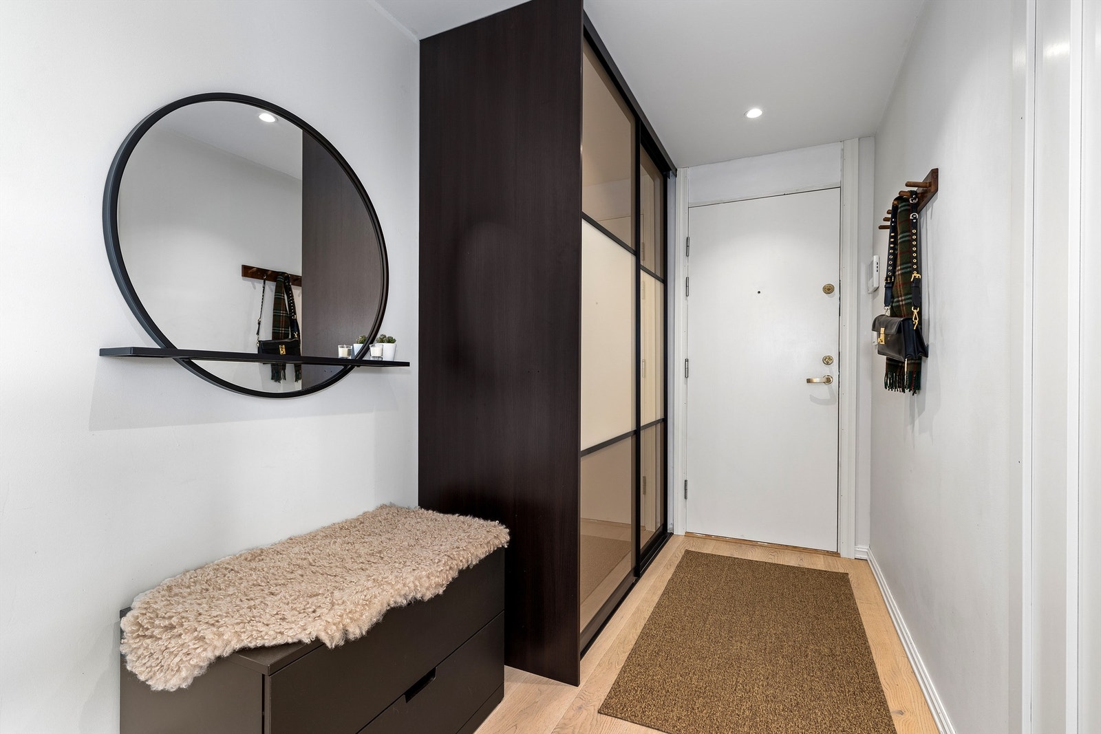 God plass til oppbevaring av yttertøy og sko, samt en romslig skyvedørsgarderobe. Galleribilde