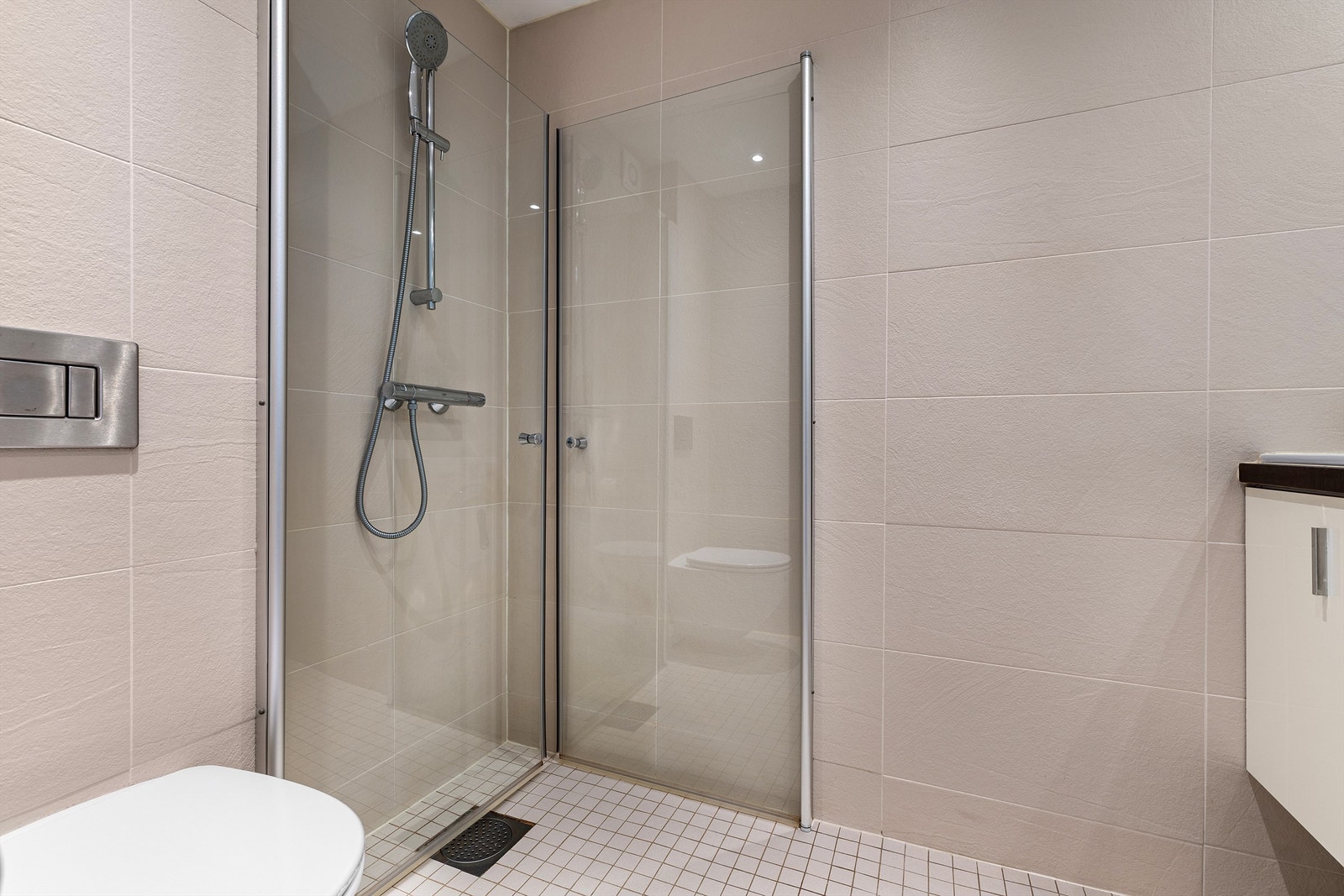 Badet ble oppgradert i 2010 og har flislagte overflater, vegghengt toalett og dusjhjørne med innfellbare dører. Galleribilde