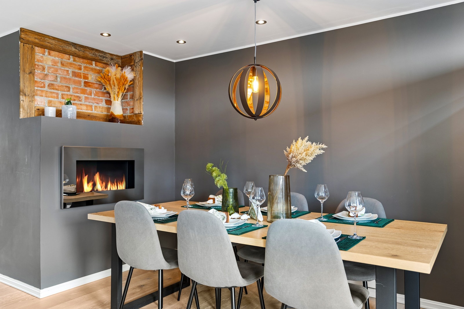 Nedsenket himling med downlights gir en jevn og behagelig belysning i hele oppholdsrommet. Galleribilde