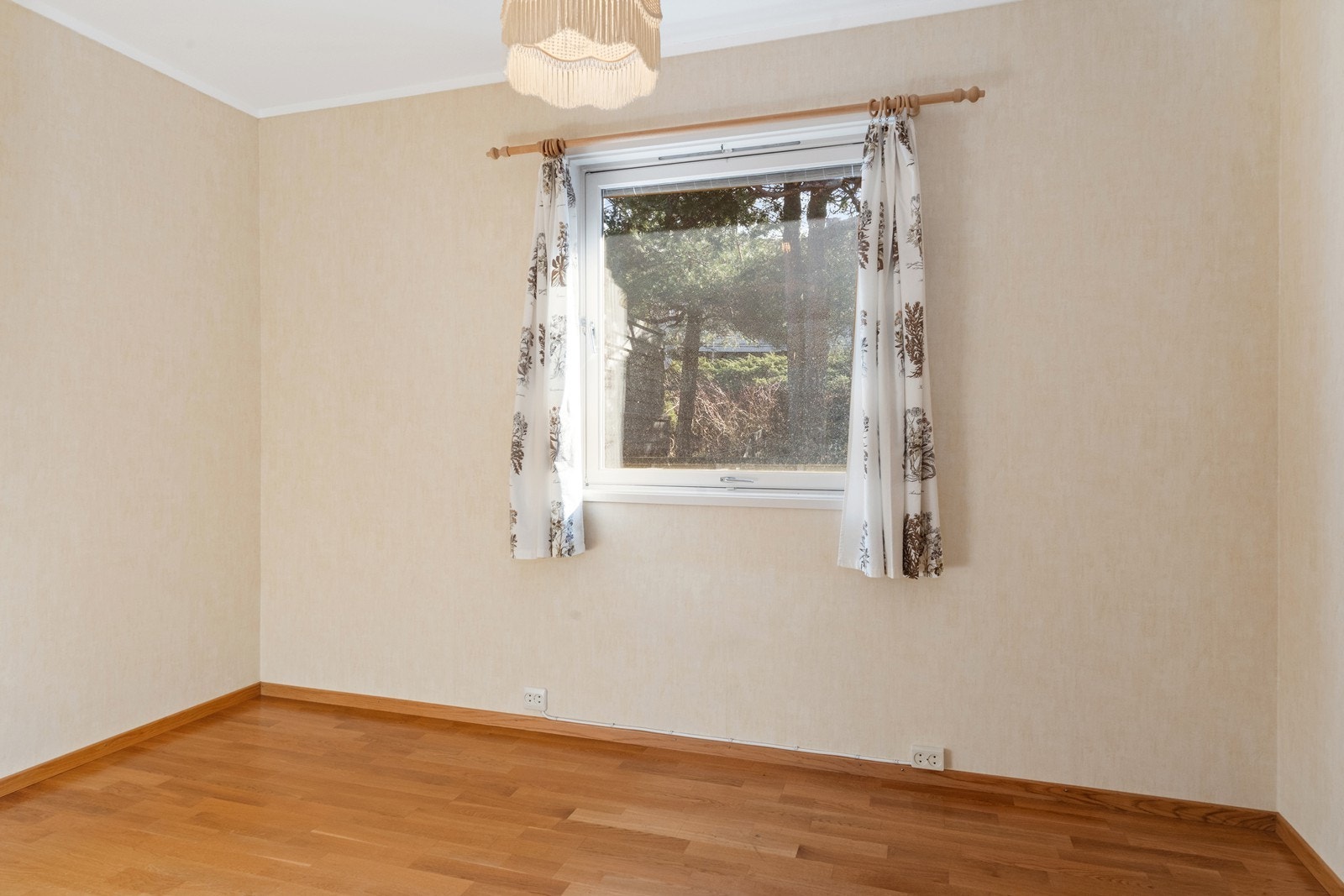 Boligen har totalt tre soverom, hvorav det det ene ligger i 1. etasje, mens de andre ligger i sokkeletasjen. Galleribilde