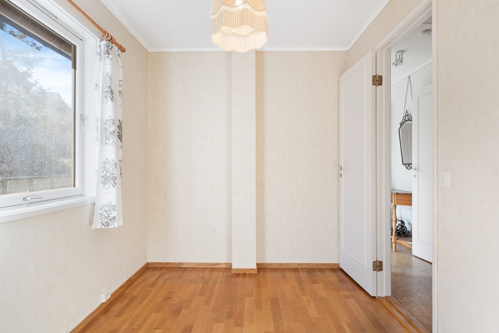 Vegger med tapet og parkett på gulv. Galleribilde