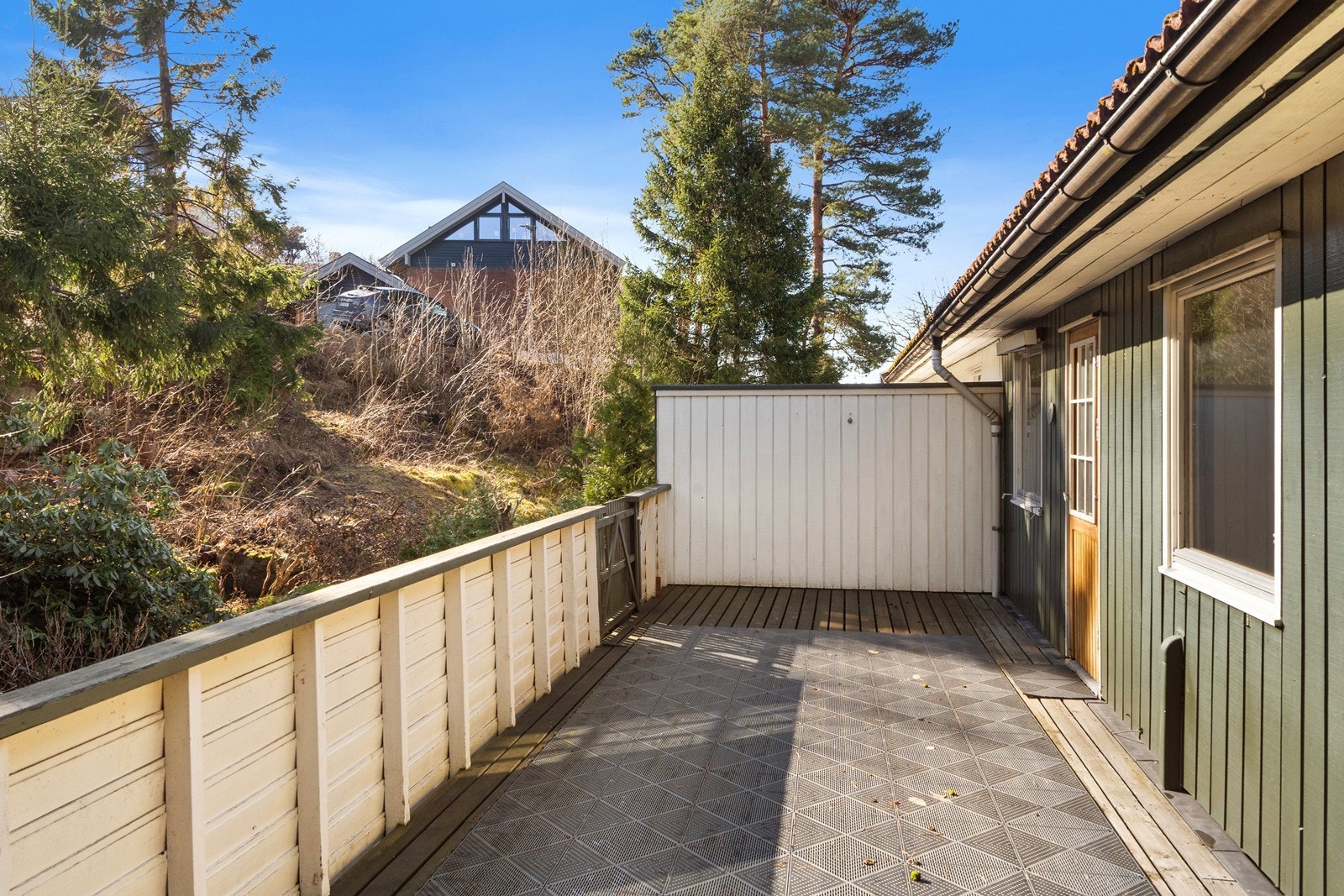 Den største verandaen på ca. 28 m² har god plass til utemøbler og trapp ned til hagen. Galleribilde