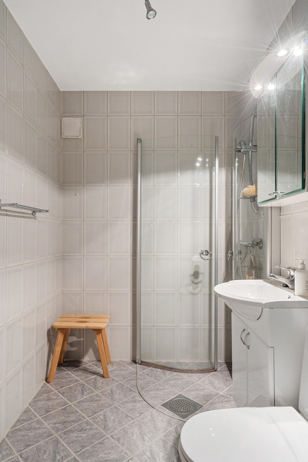 Badet i sokkeletasjen ble pusset opp i 2006 og har fliser på gulv og vegger samt varme i gulvet. Galleribilde