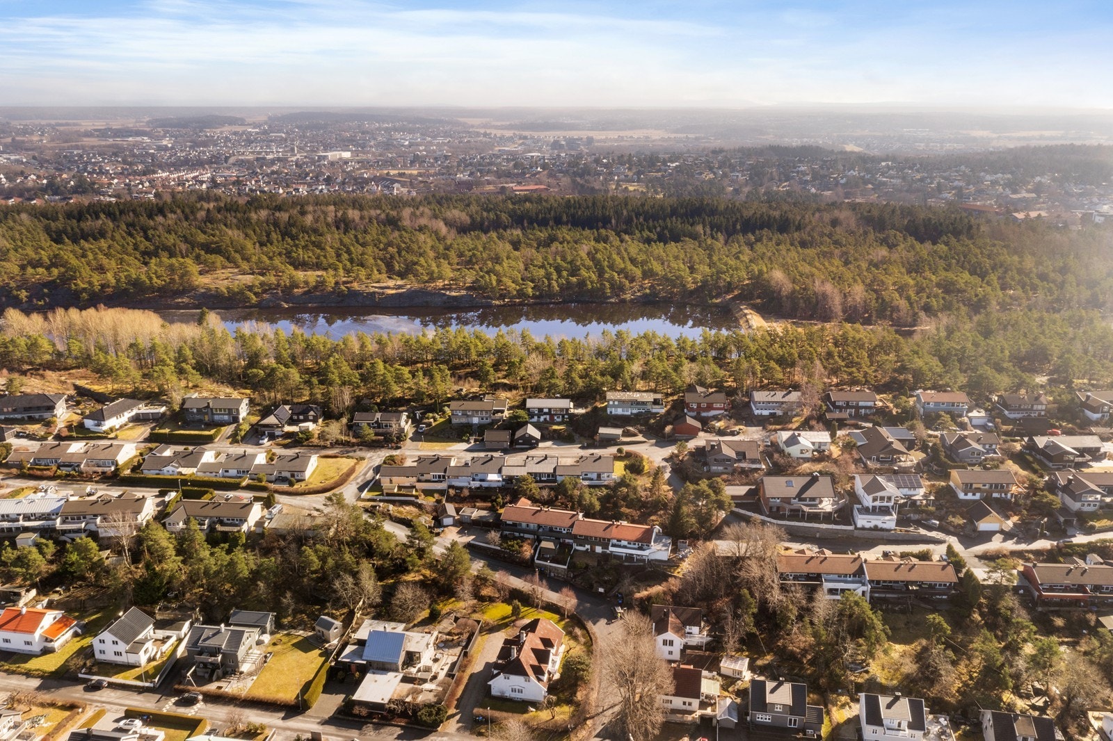 Området er kjent for å være trygt og rolig, med umiddelbar nærhet til skog og mark. Galleribilde
