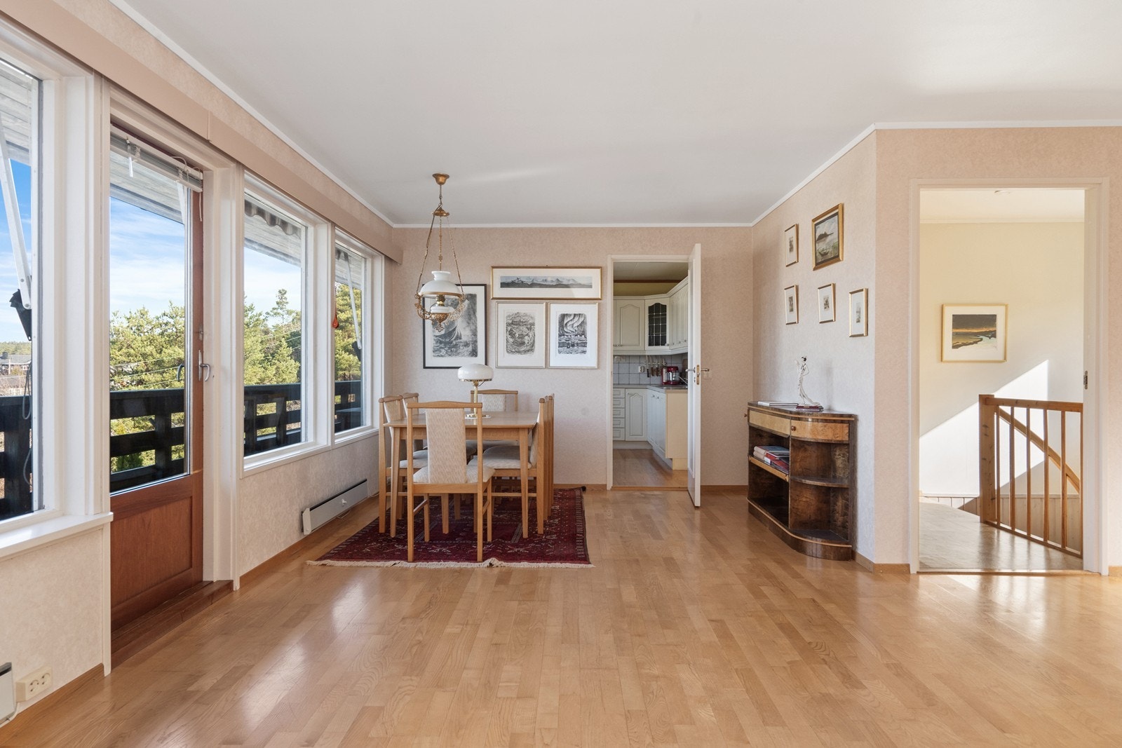 Fra stuen er det utgang til 2 verandaer på hhv. ca. 28 m² og 10 m². Galleribilde